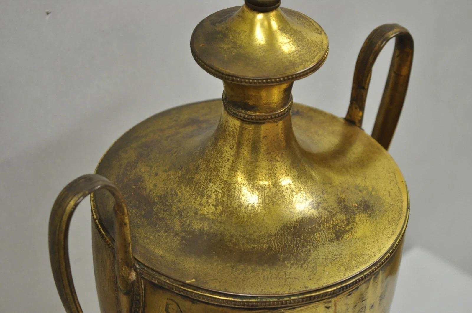 Laiton Antique Lampe de table à Urne Samovar en laiton patiné Empire Français Néoclassique en vente
