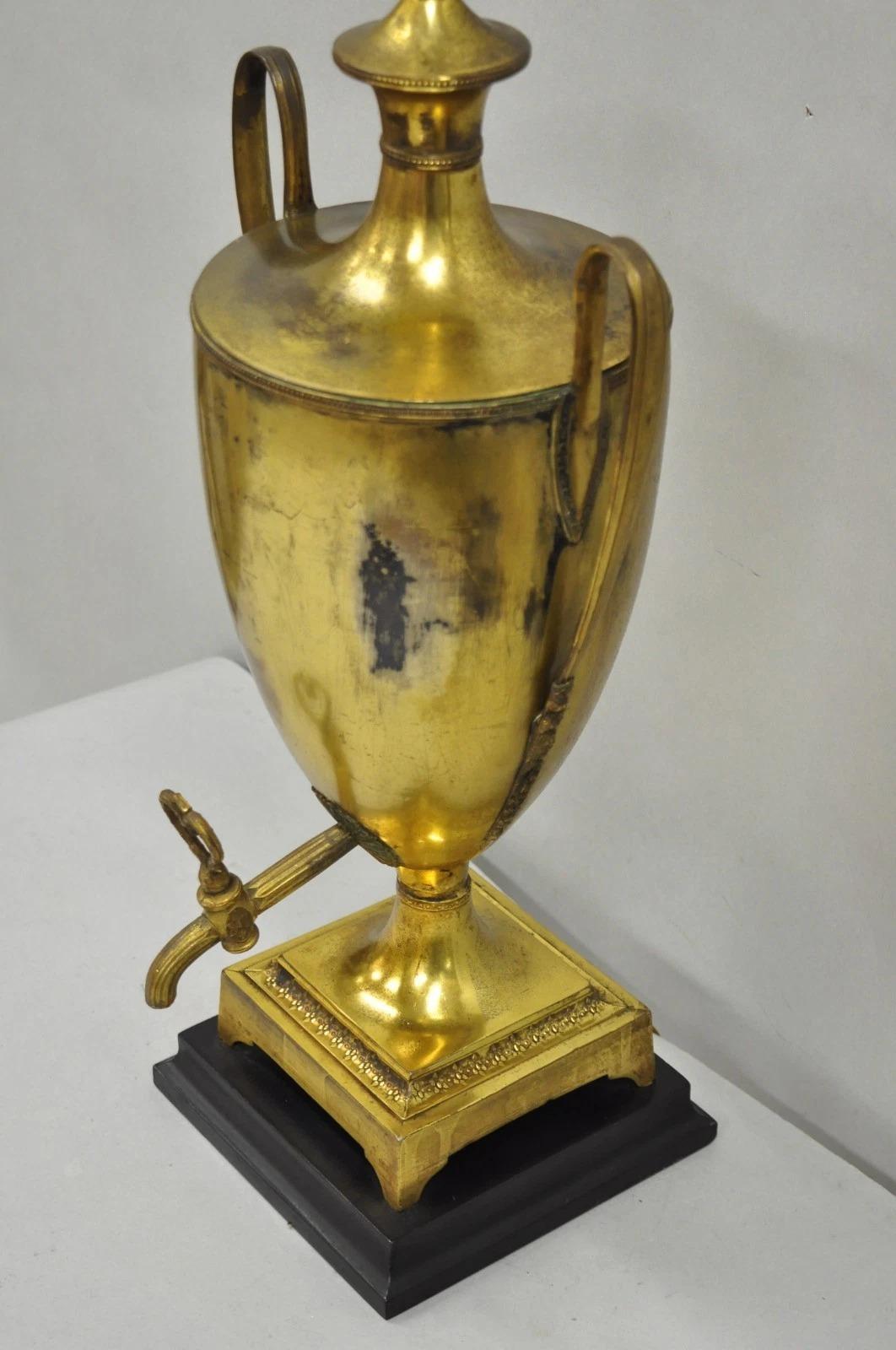 Antique Lampe de table à Urne Samovar en laiton patiné Empire Français Néoclassique en vente 1
