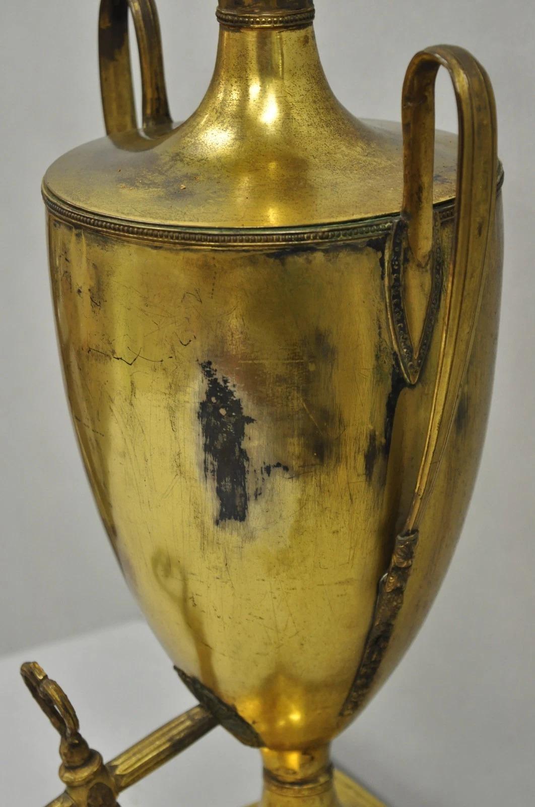 Antique Lampe de table à Urne Samovar en laiton patiné Empire Français Néoclassique en vente 2