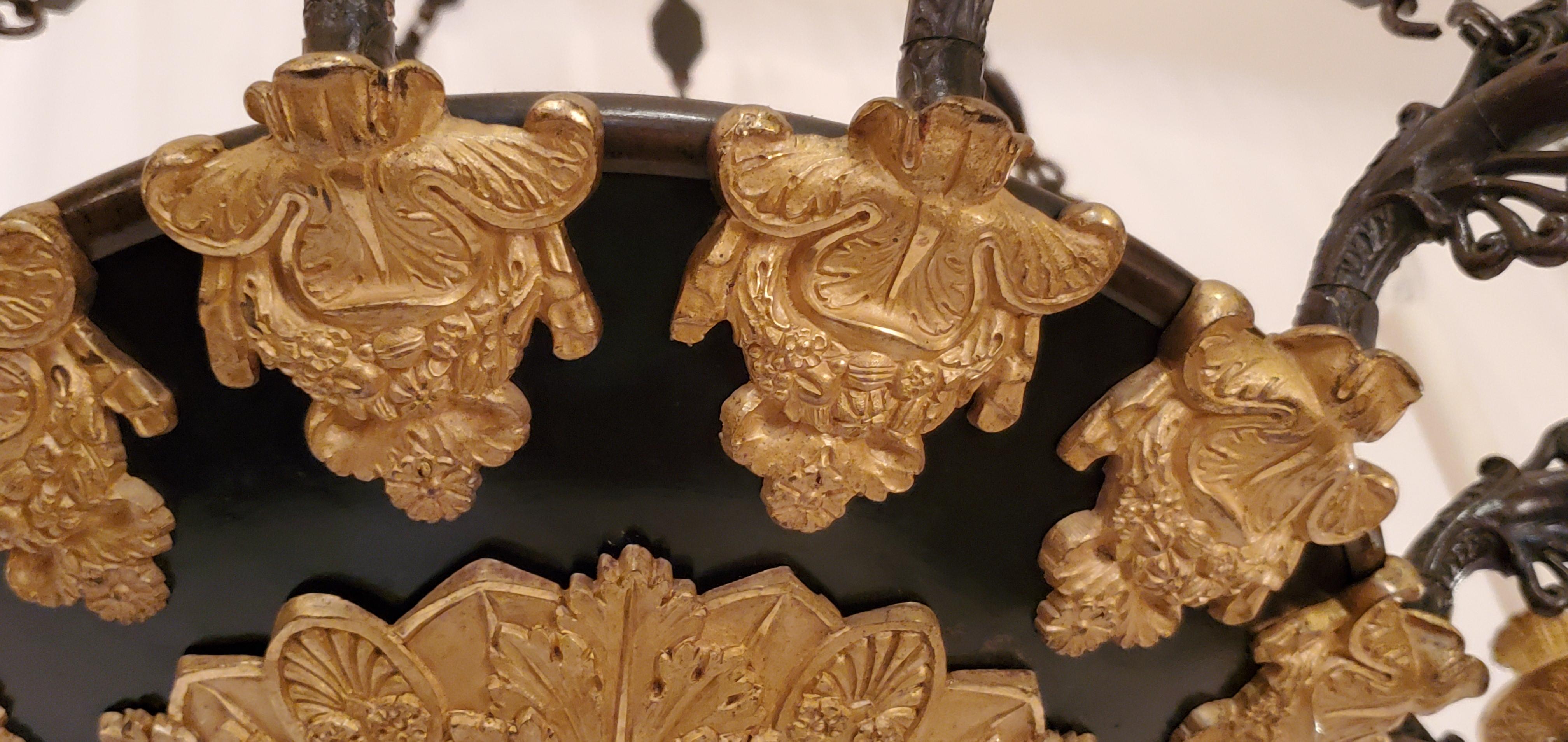Antiker französischer Empire-Kronleuchter aus Goldbronze und patinierter Bronze (19. Jahrhundert) im Angebot