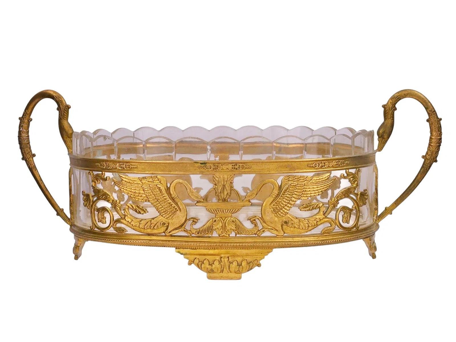 Antique (inizio XIX secolo) jardiniere da centrotavola in bronzo dorato del periodo Impero francese con ciotola originale in vetro tagliato di 17 x x x pollici, con manici a collo di cigno e disegni finemente fusi tra cui due cigni presso un bacino.