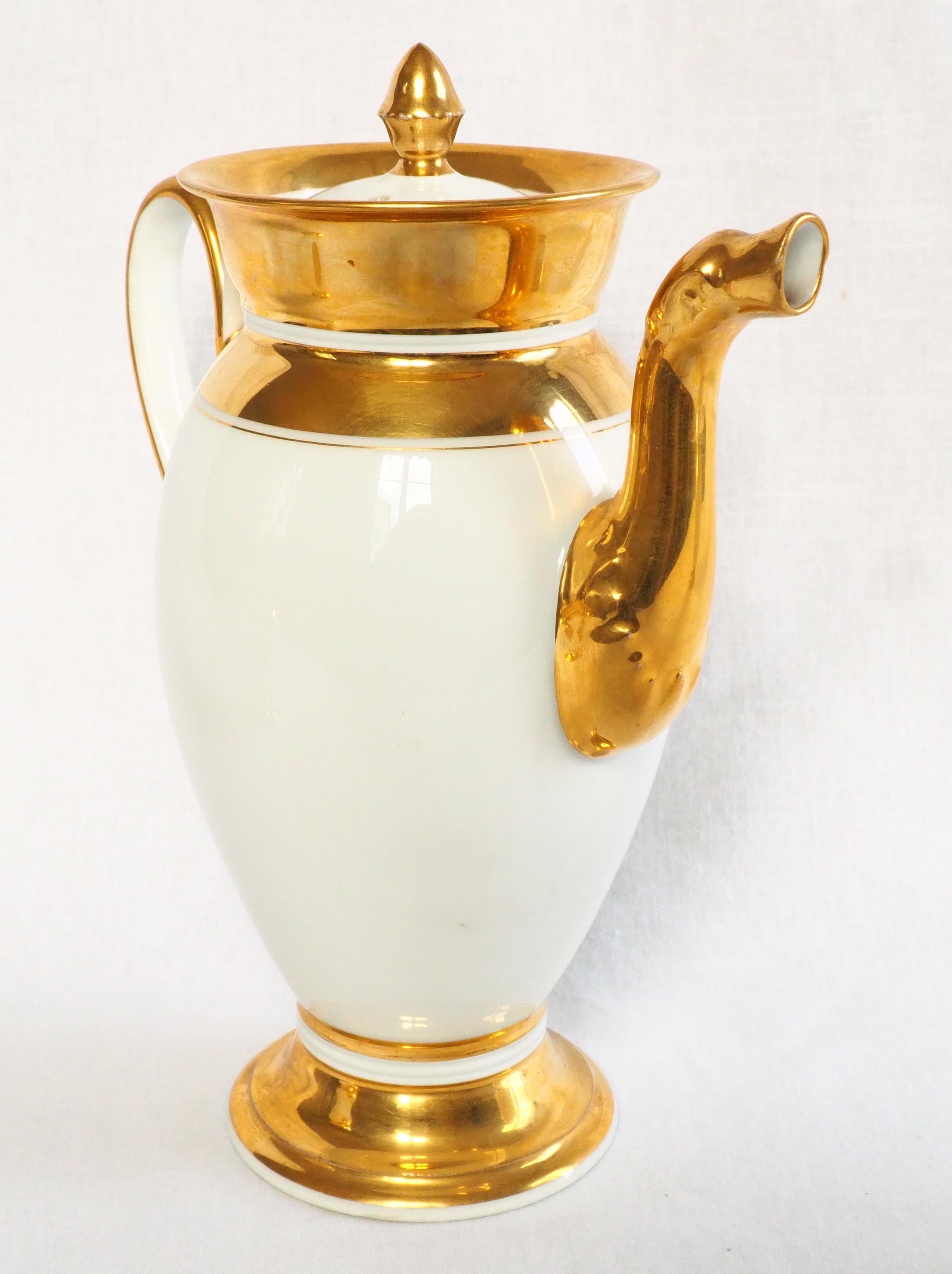 Antikes Pariser Porzellan-Serviergeschirr-Couchtisch aus dem französischen Empire-Stil des frühen 19. Jahrhunderts (Vergoldet) im Angebot