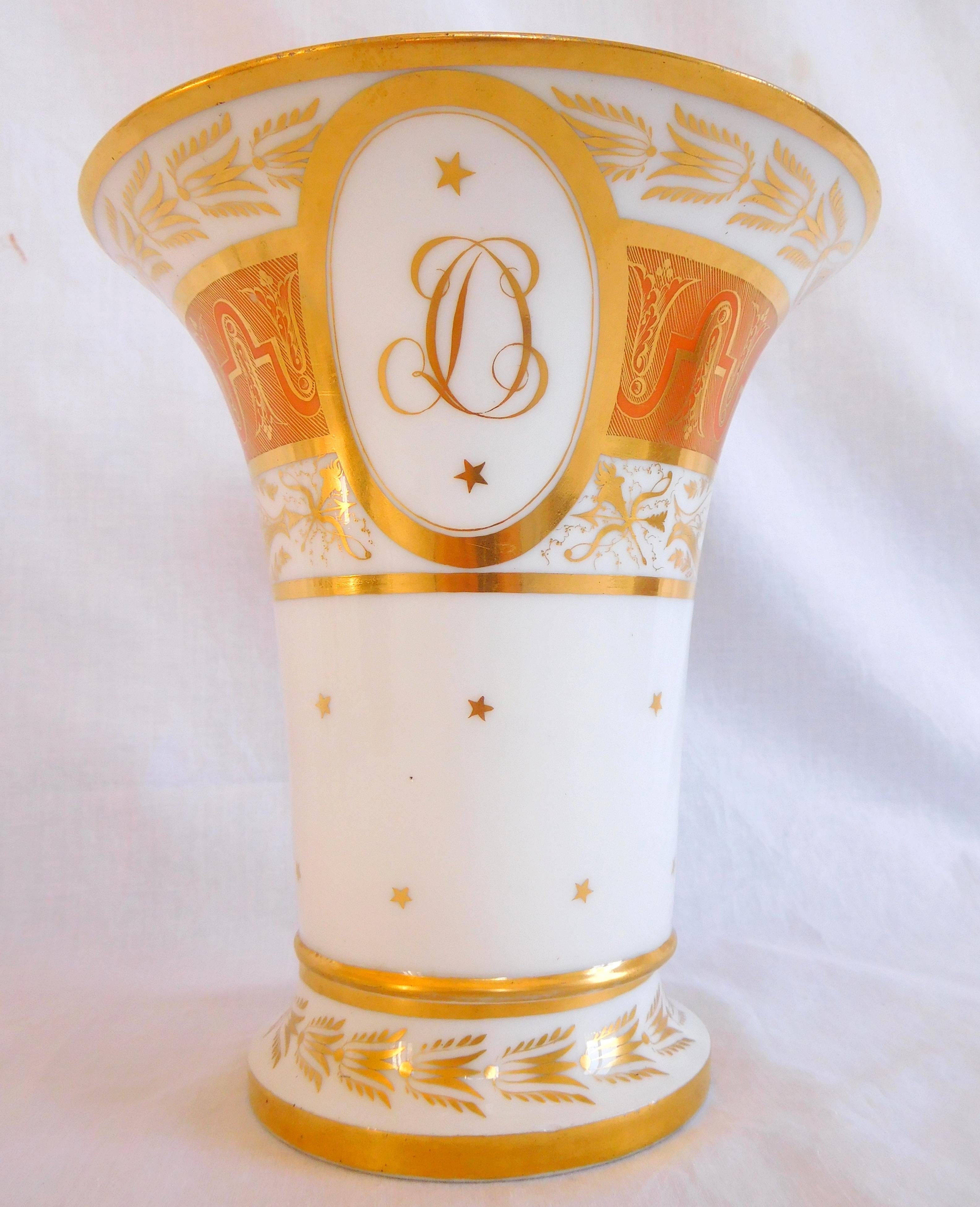 Antique French Paris porcelain vase or planter, early 19th century production, Empire period circa 1810.
Beautiful, elegant trumpet-shaped model enhanced with a refined gilt stars and palms pattern on a orangey red and white background, the alliance