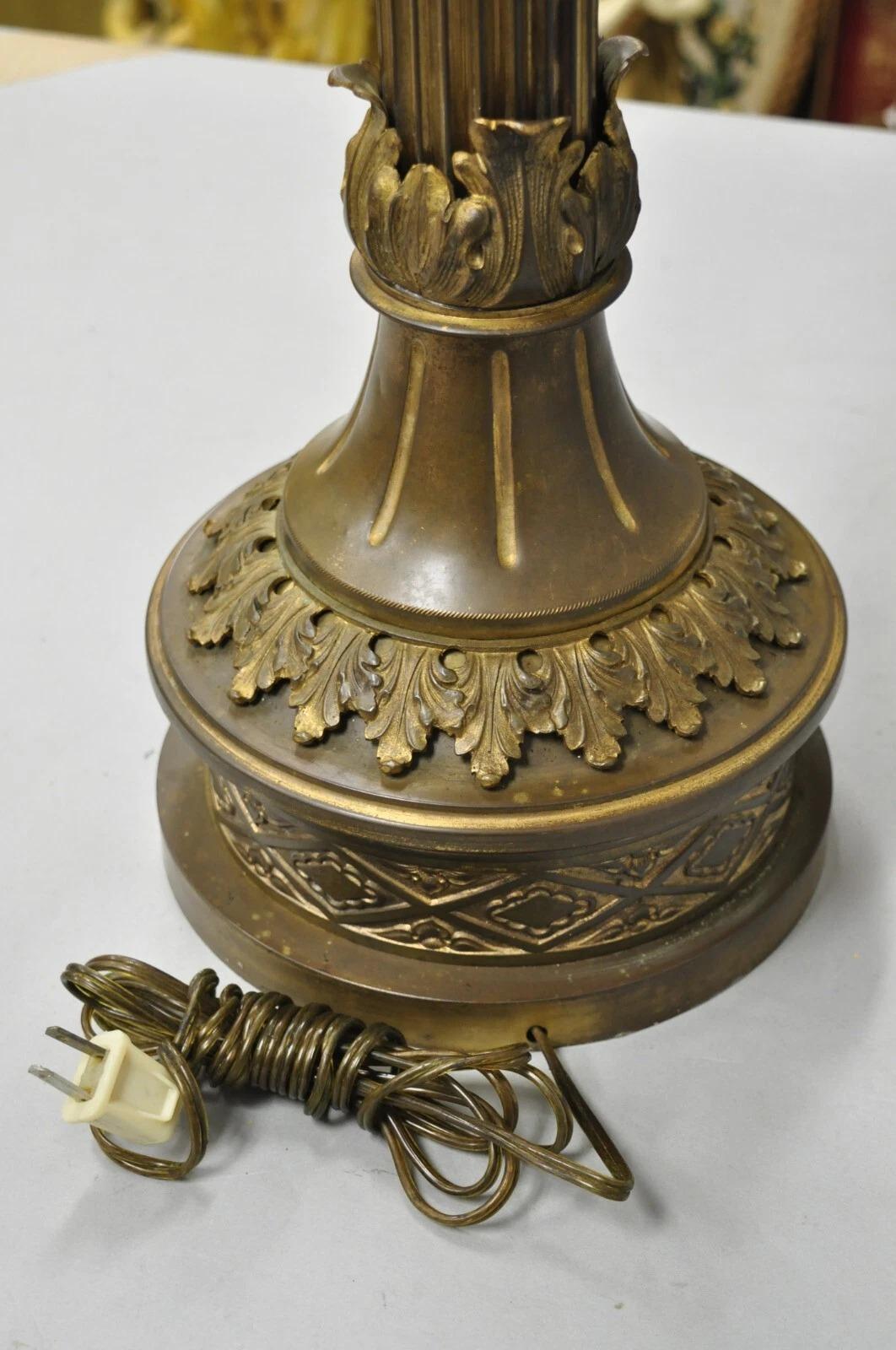 Antique French Empire Lámpara de mesa con candelabro de columna corintia de bronce patinado en venta 3