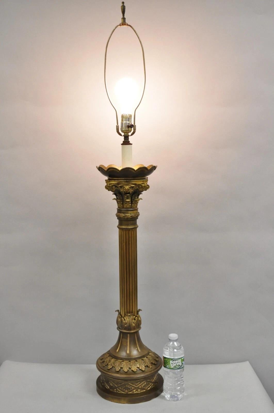 Antique French Empire Lámpara de sobremesa de columna corintia de bronce patinado. Principios del siglo XX. Medidas: 47