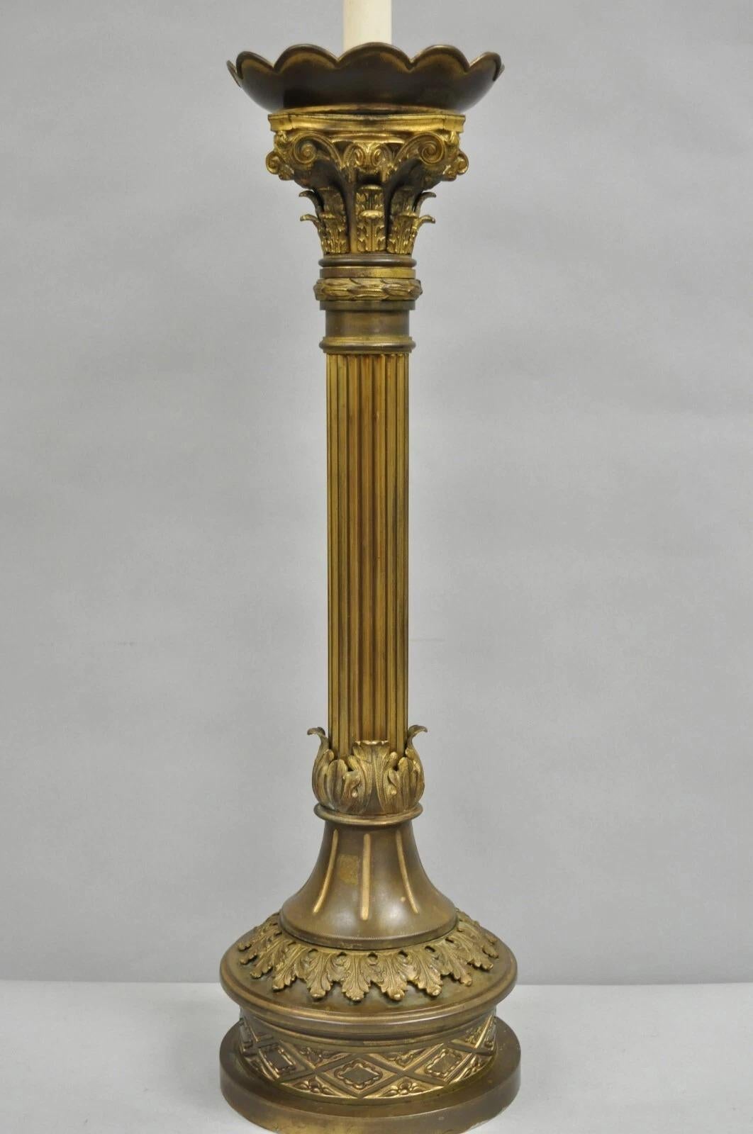 Antique French Empire Lámpara de mesa con candelabro de columna corintia de bronce patinado Imperio en venta