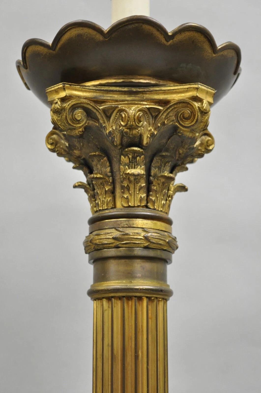 Antique French Empire Lámpara de mesa con candelabro de columna corintia de bronce patinado Desconocido en venta