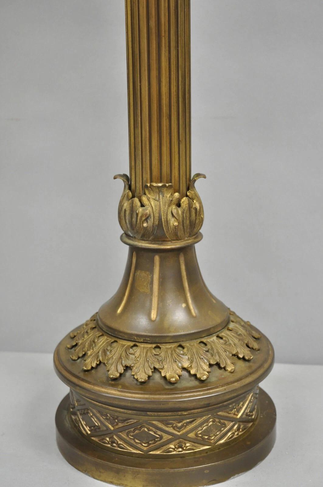 Antique French Empire Lámpara de mesa con candelabro de columna corintia de bronce patinado en Bueno estado para la venta en Philadelphia, PA