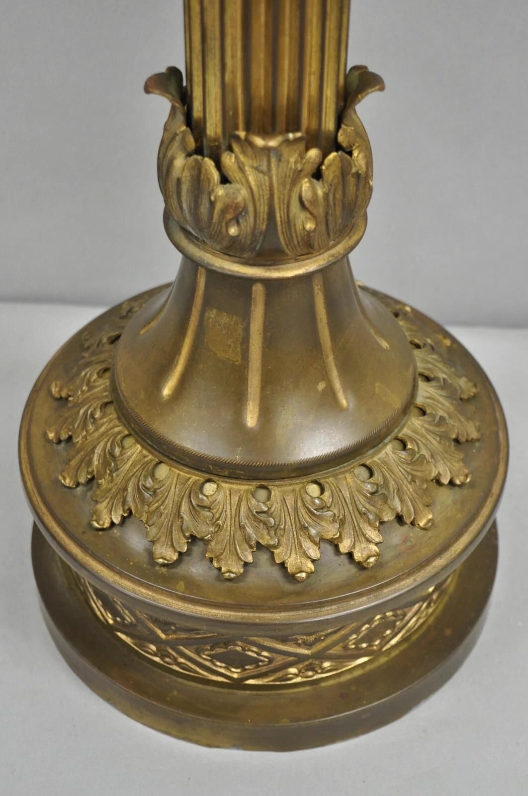 Antique French Empire Lámpara de mesa con candelabro de columna corintia de bronce patinado siglo XX en venta
