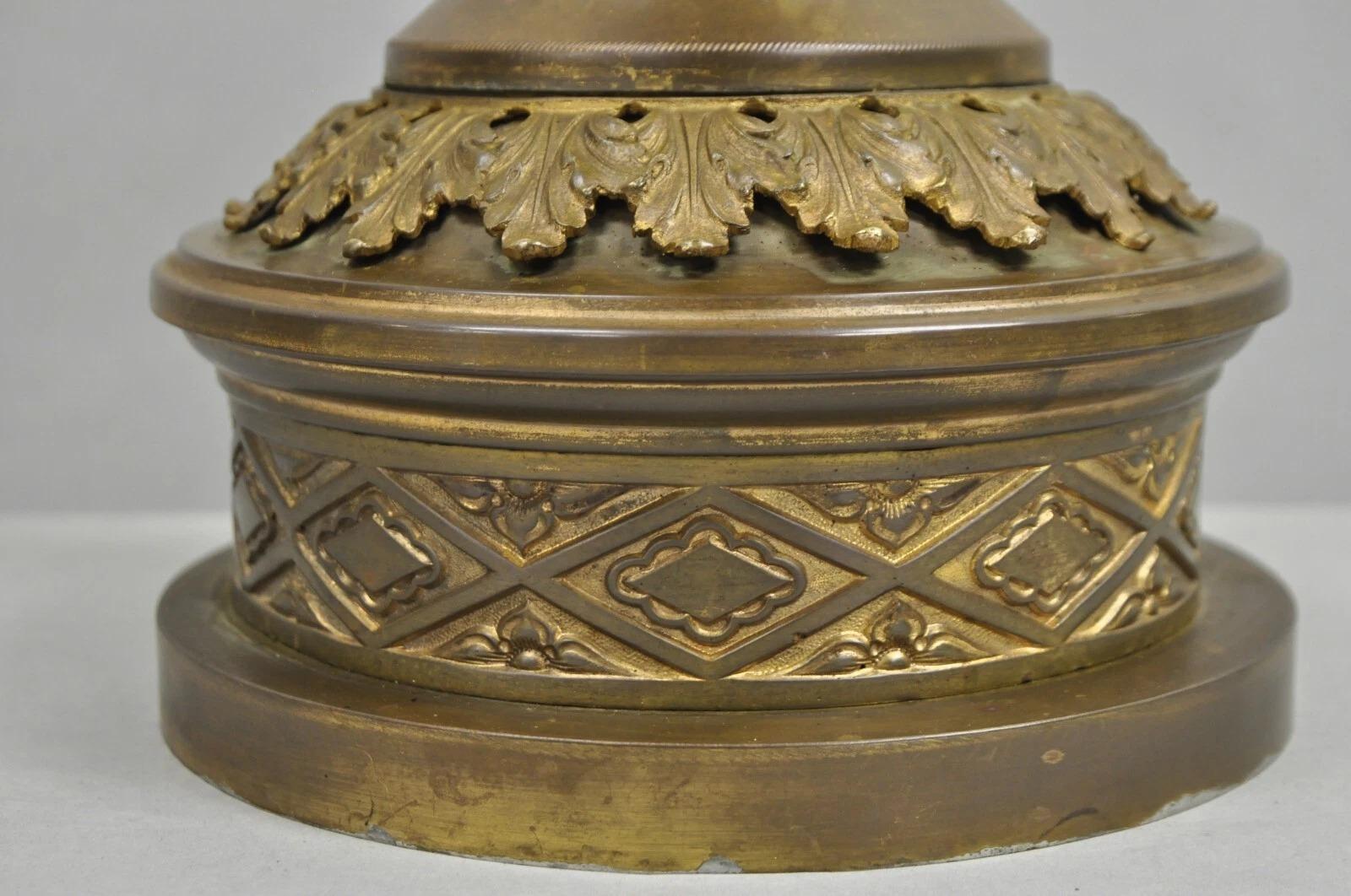 Antique French Empire Lámpara de mesa con candelabro de columna corintia de bronce patinado Bronce en venta