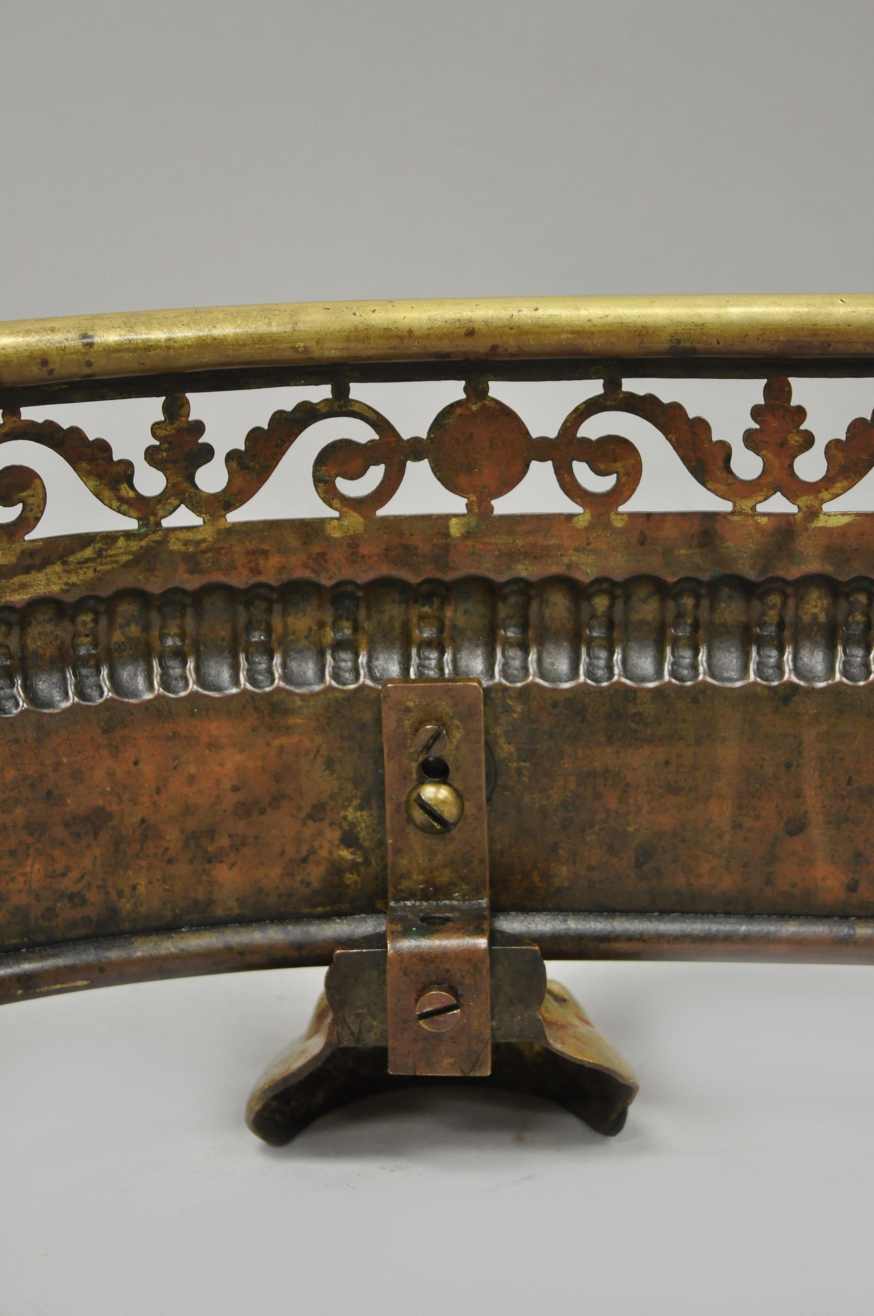 Antique French Empire Paw Foot Brass Pierce Decorated Fireplace Mantle Piece (pezzo da camino decorato) in vendita 2