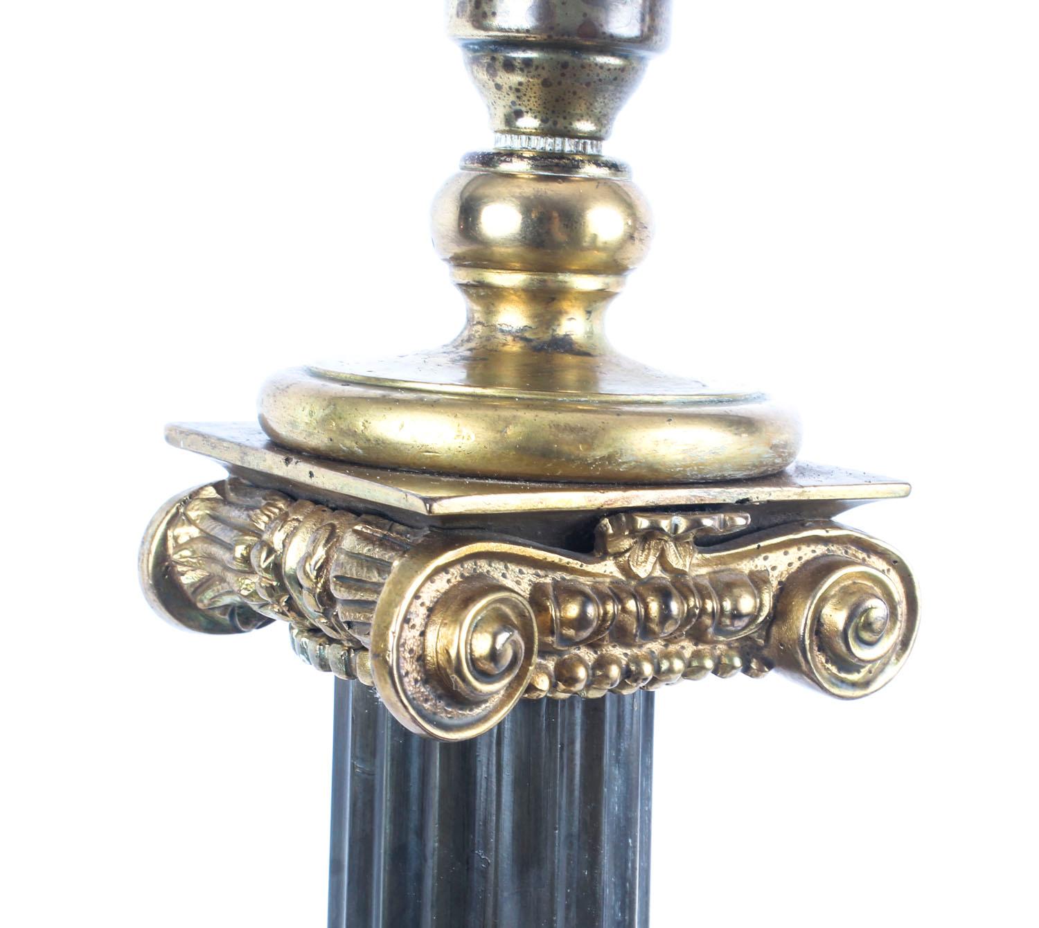 Antike französische Empire-Tischlampe mit korinthischer Säule:: 19 1