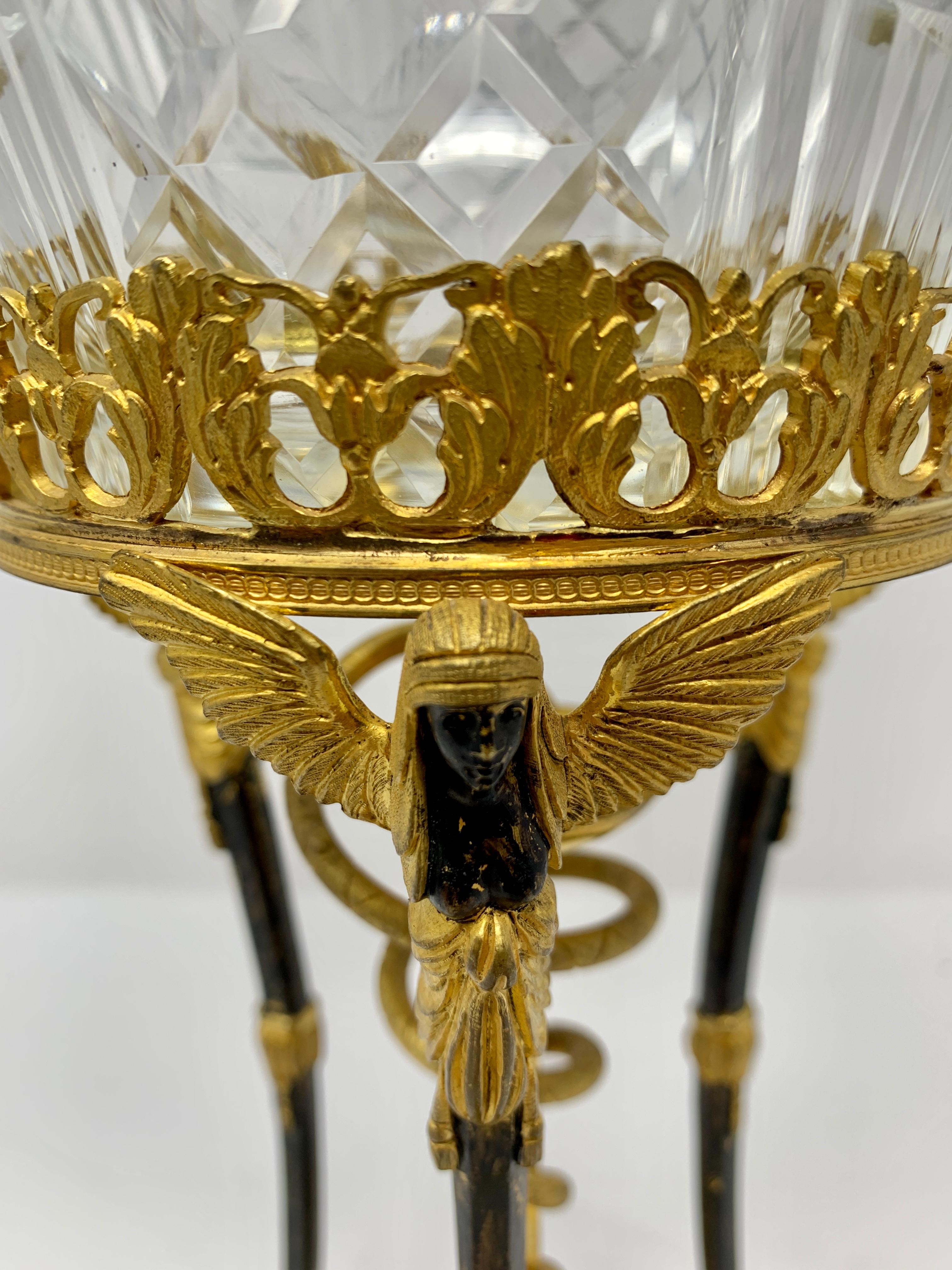 XIXe siècle Centre de table ancien en cristal et bronze doré d'époque Empire français, vers 1815-1825 en vente