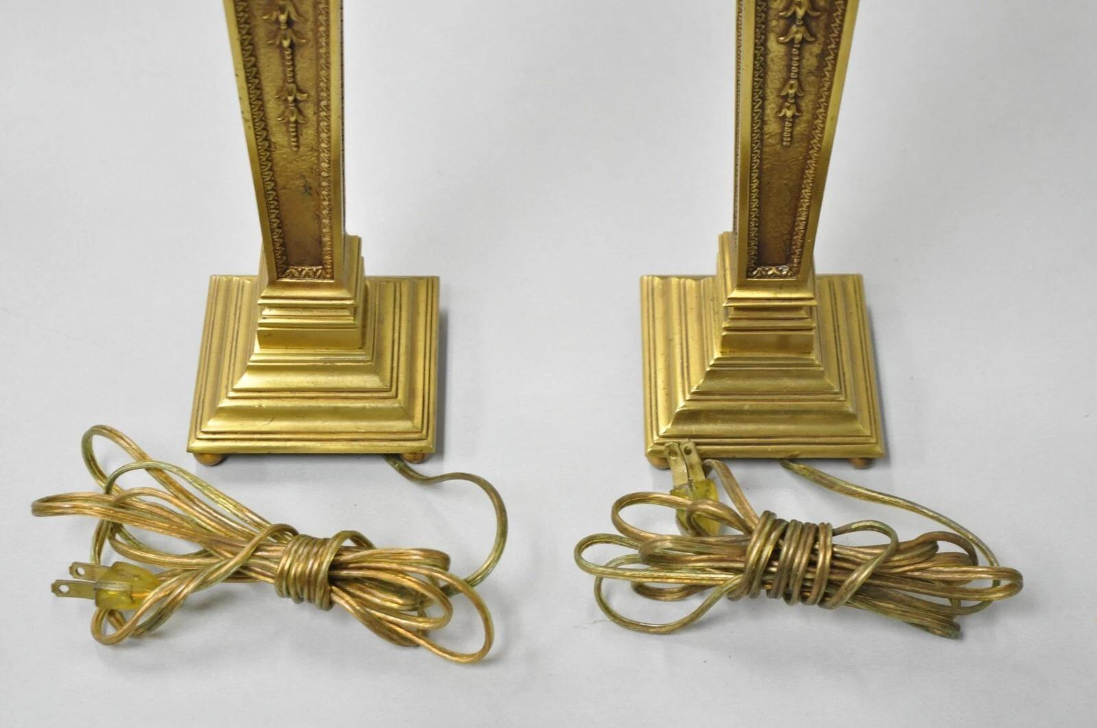 Antiguo Imperio Francés Regencia Rams Head Pequeña Columna de Bronce Lámparas de mesa - un par en venta 5