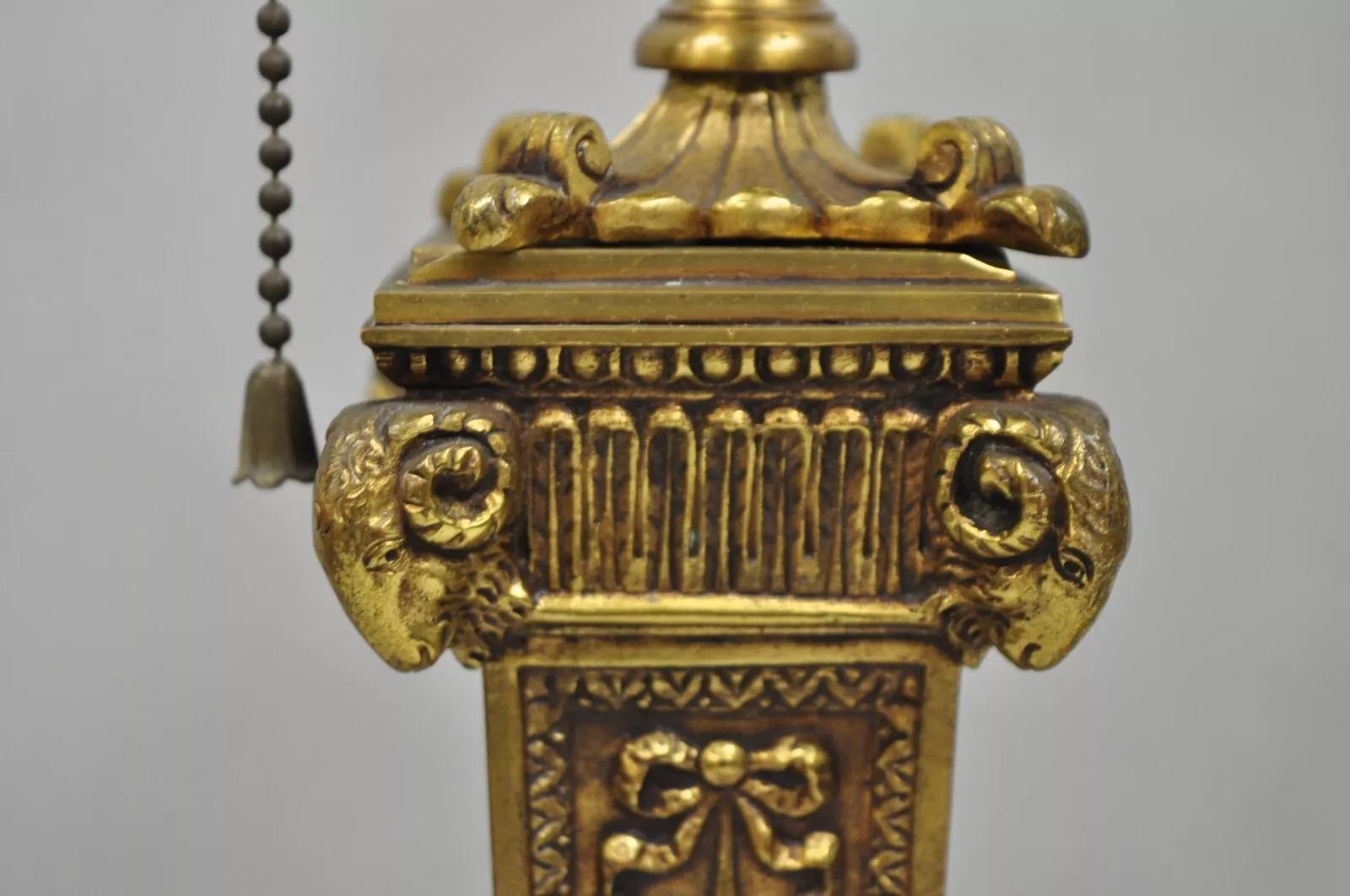 Antiguo Imperio Francés Regencia Rams Head Pequeña Columna de Bronce Lámparas de mesa - un par Desconocido en venta