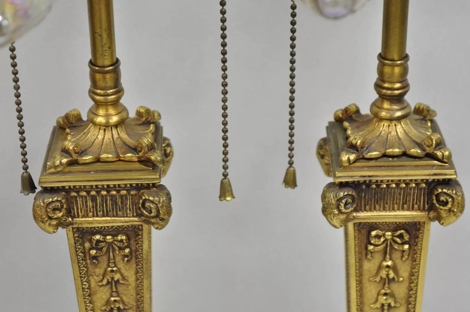 Antiguo Imperio Francés Regencia Rams Head Pequeña Columna de Bronce Lámparas de mesa - un par en Bueno estado para la venta en Philadelphia, PA