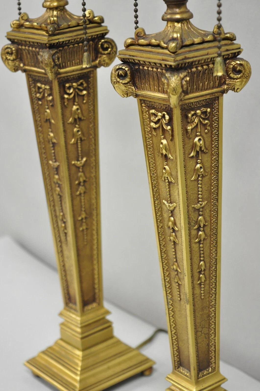 Antiguo Imperio Francés Regencia Rams Head Pequeña Columna de Bronce Lámparas de mesa - un par siglo XX en venta
