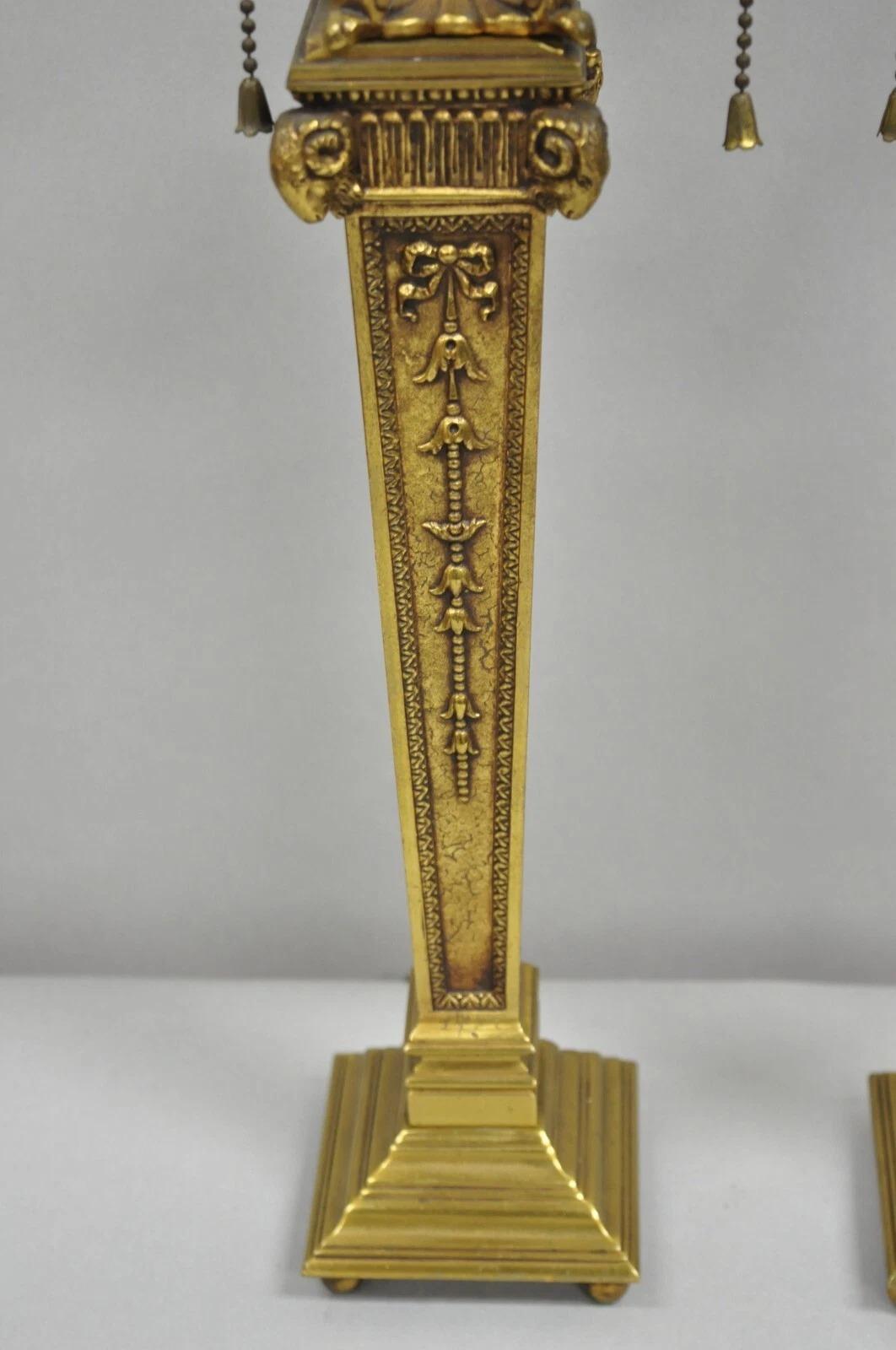 Antiguo Imperio Francés Regencia Rams Head Pequeña Columna de Bronce Lámparas de mesa - un par en venta 1