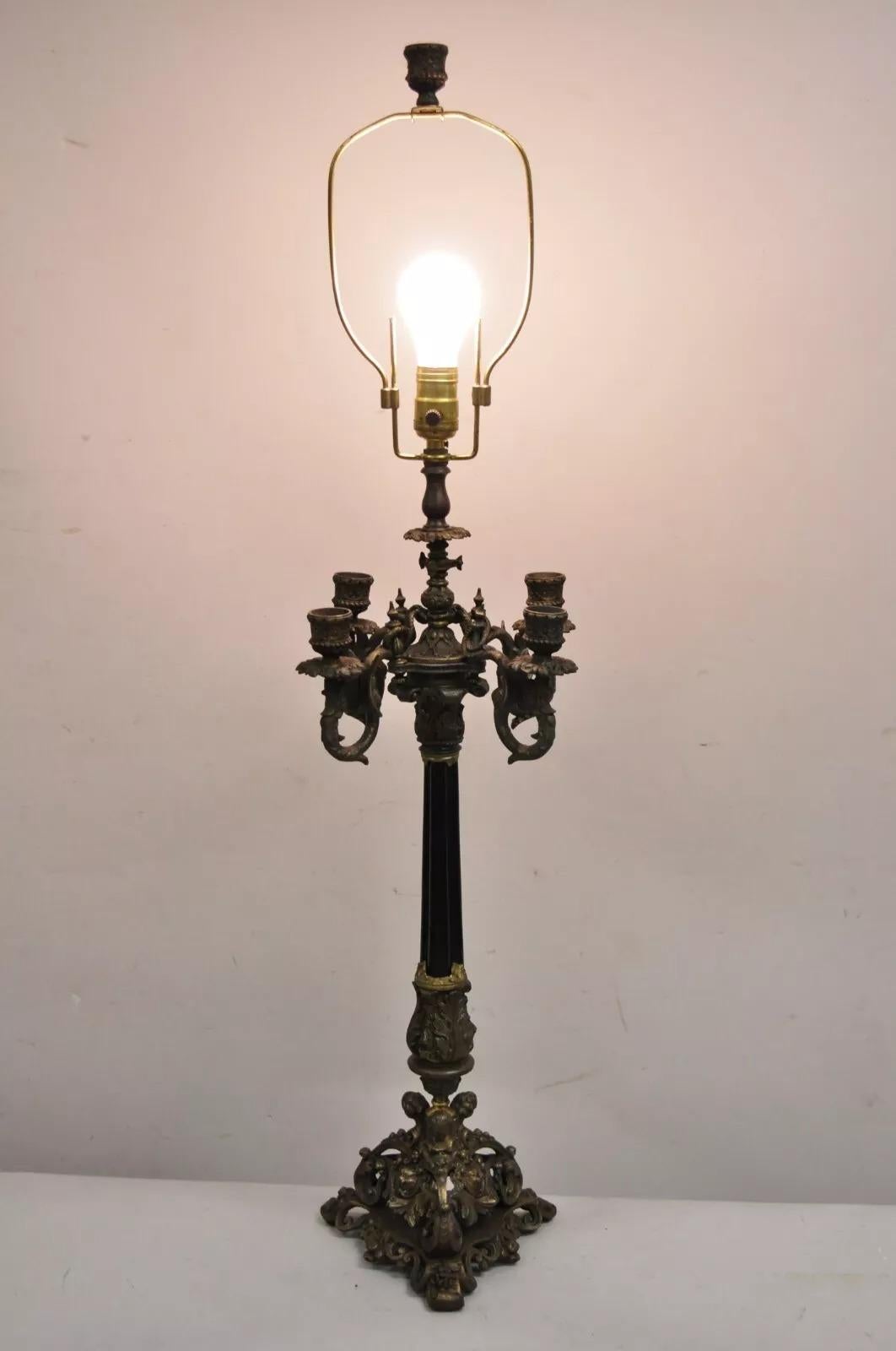 Ancienne lampe de table Empire Renaissance en métal doré avec figures de chérubins et de serpents. Circa Early 20th Century. Dimensions : 38