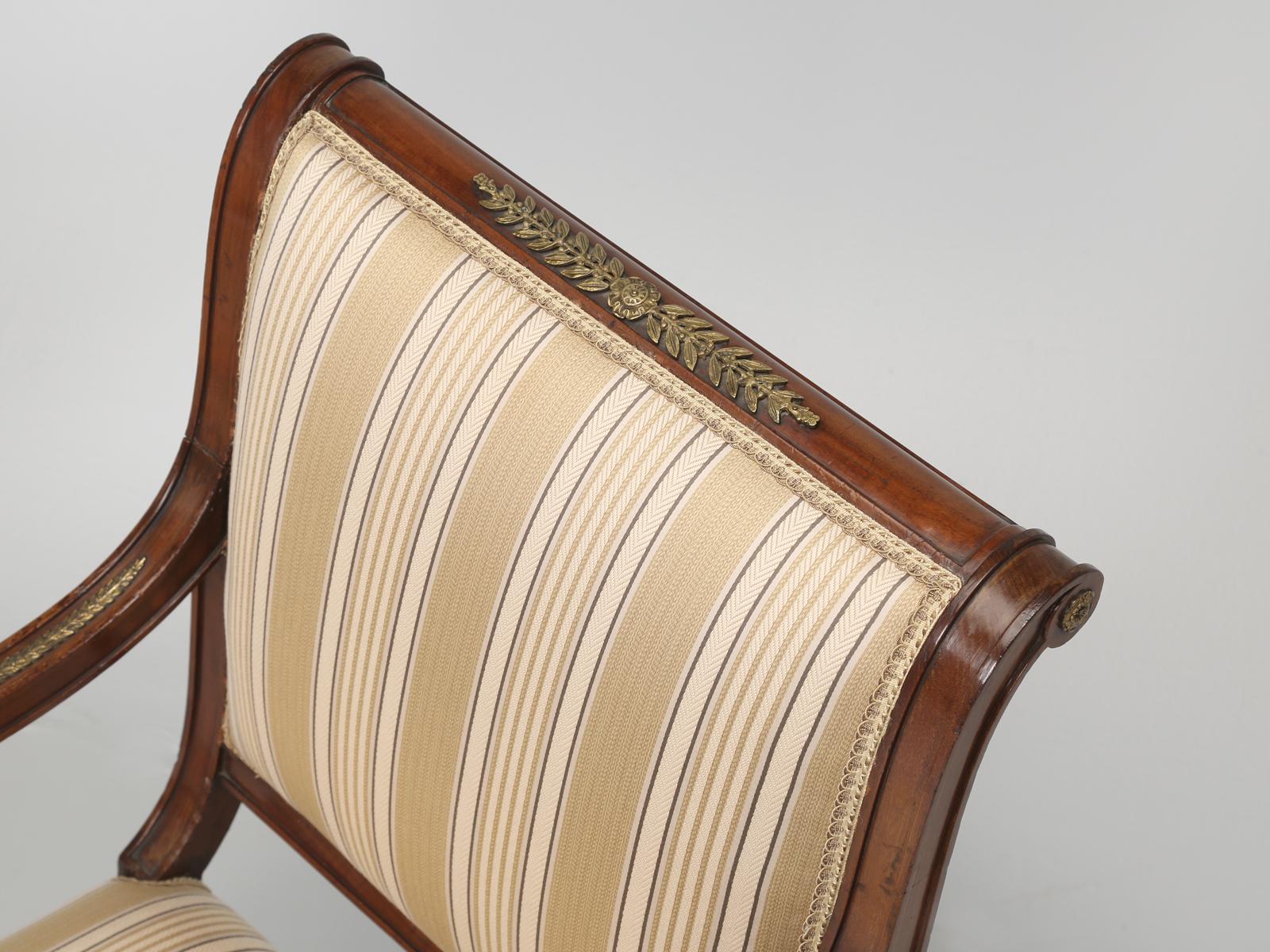 Ein feines Empire-Revival-Stuhlpaar aus vergoldetem, bronziertem Mahagoni. Wenn wir ein antikes Möbelstück mit Bronzeguss betrachten, schauen wir uns die Qualität der Bronzedetails genau an, die meistens schwach sind. Das Paar französischer