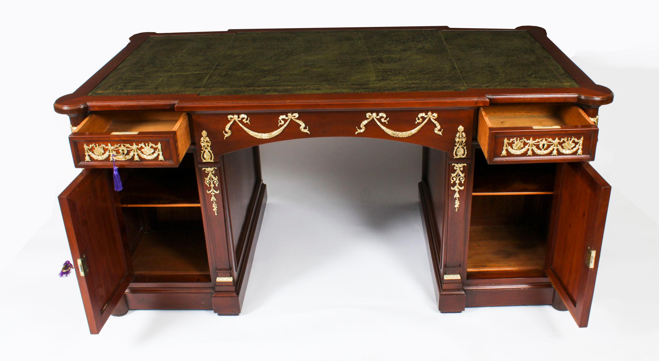 Bureau de partenaire néo-empire français ancien monté en bronze doré 19ème siècle en vente 11