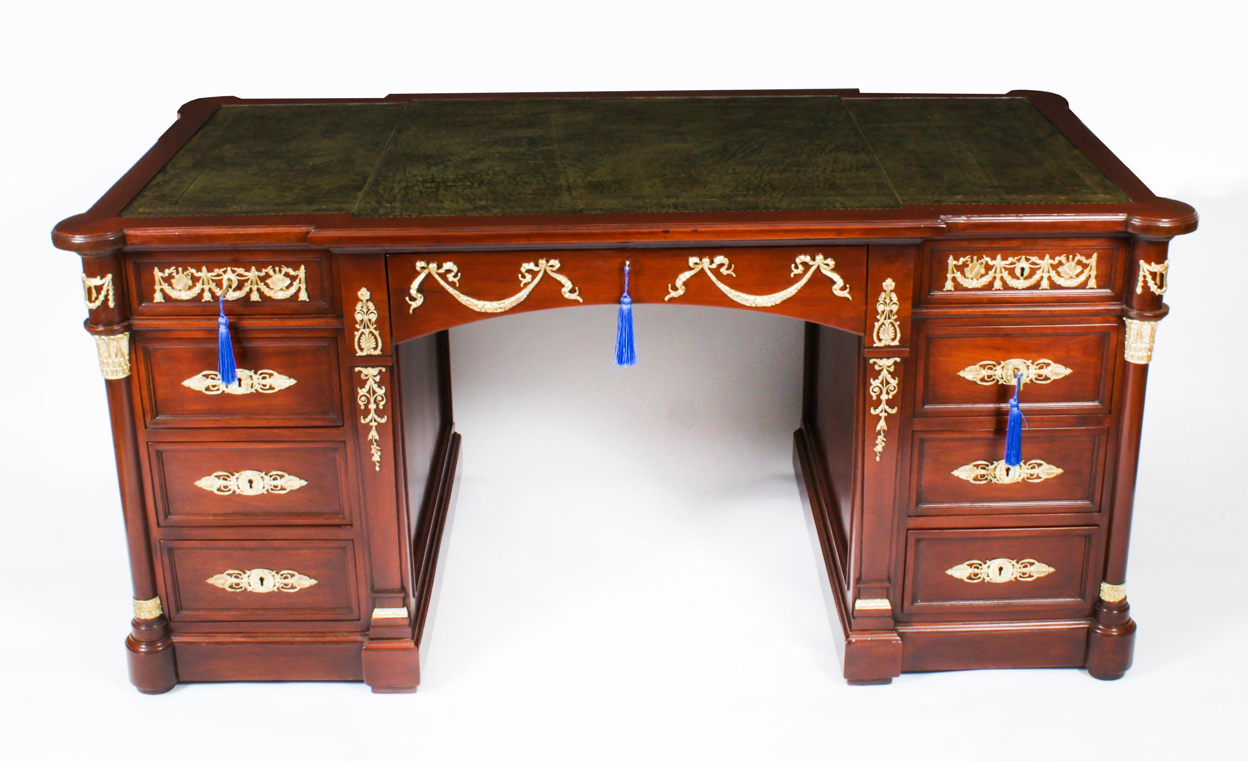 Superbe bureau à piédestal en acajou flammé de style Empire néo-Napoléon III, datant de 1870.

Cet imposant bureau de partenaires de style Empire Revival est orné de fines montures néo-classiques en bronze doré, dont des rosettes, des palmettes, des
