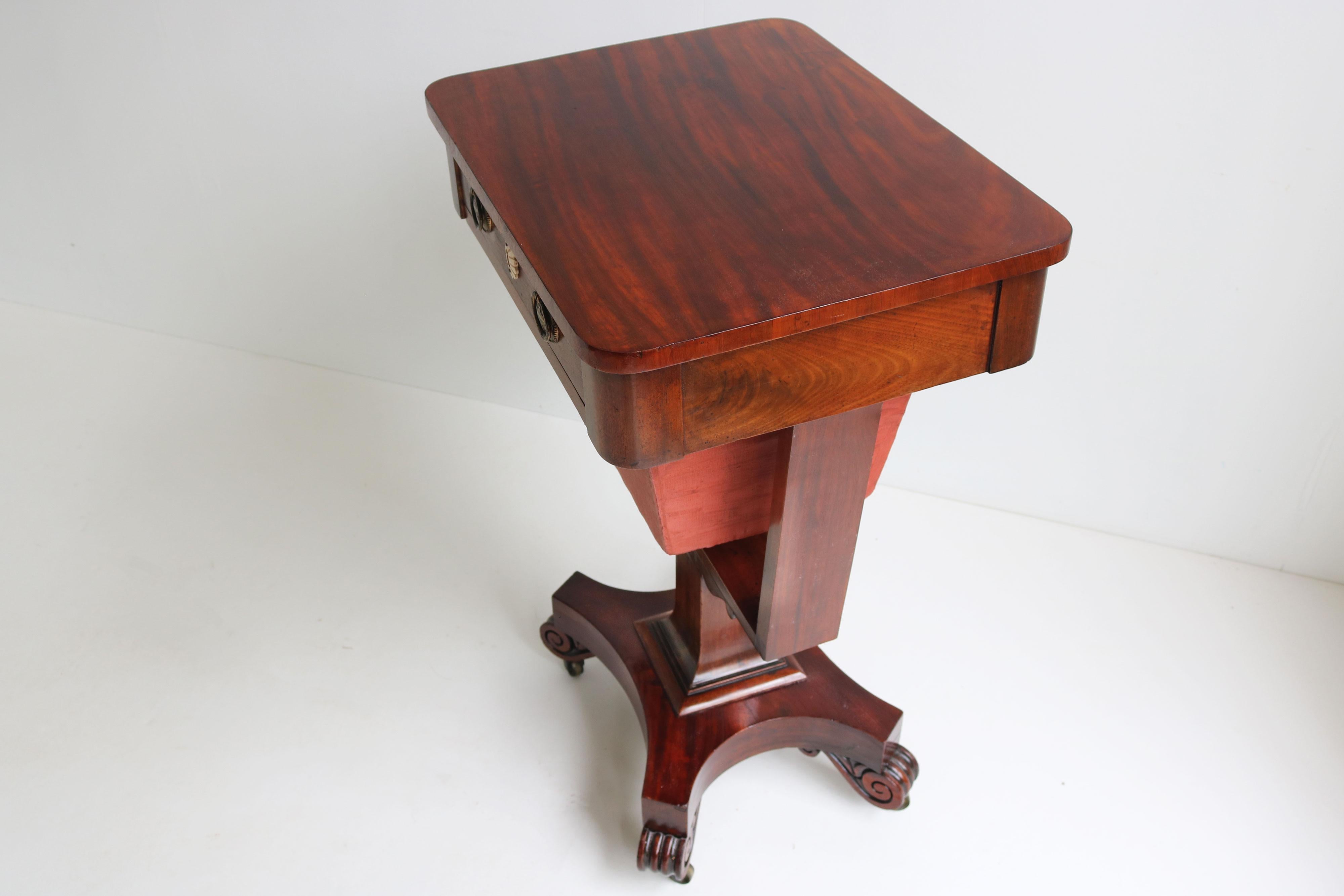 Ancien stand de couture Empire Antiques 19ème siècle table d'appoint en acajou bronze en vente 2