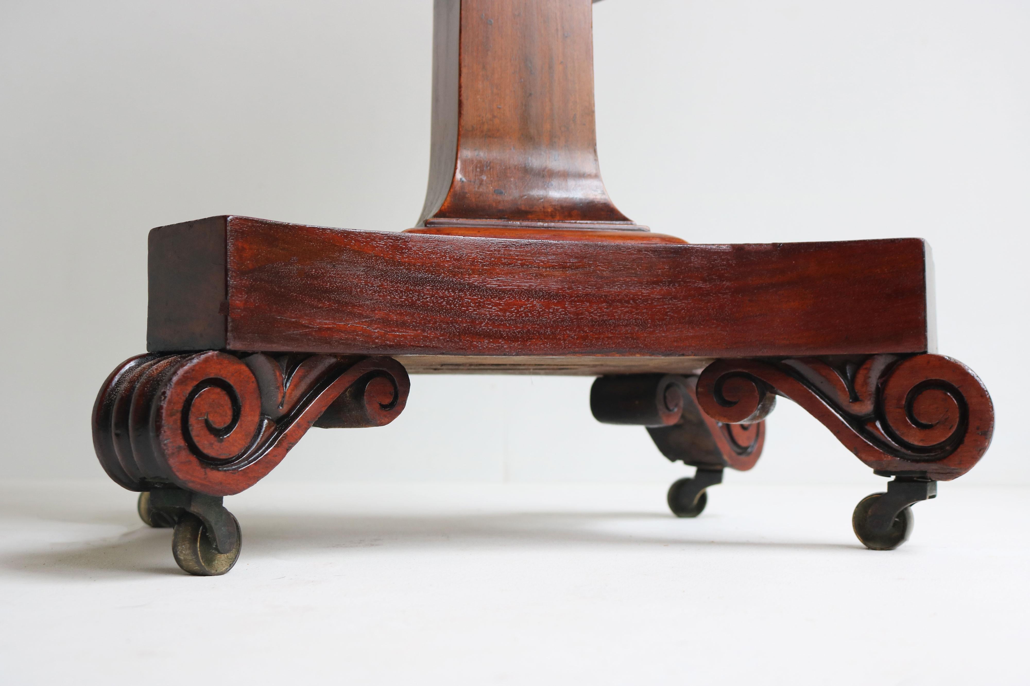 Ancien stand de couture Empire Antiques 19ème siècle table d'appoint en acajou bronze en vente 3