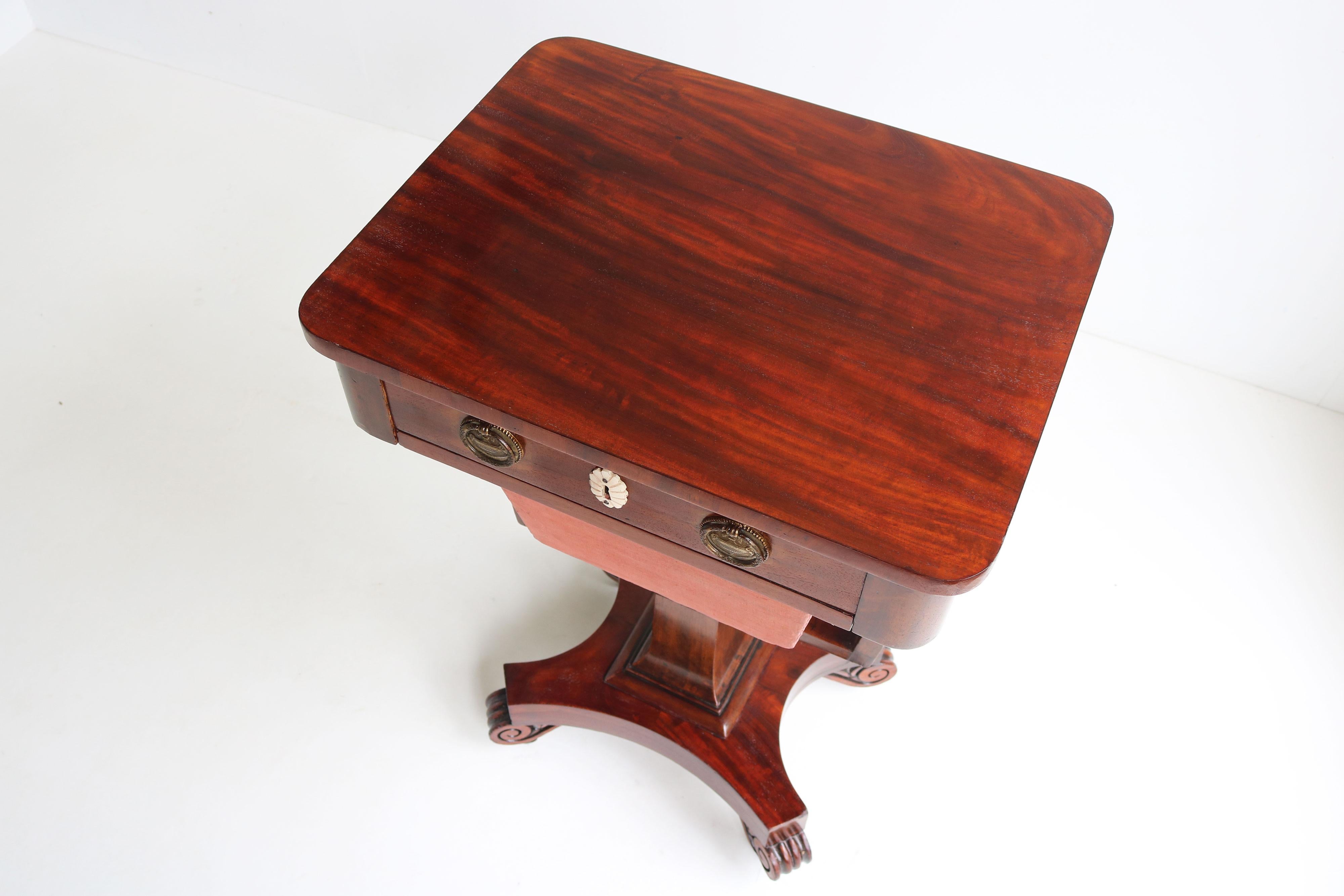 Ancien stand de couture Empire Antiques 19ème siècle table d'appoint en acajou bronze en vente 5