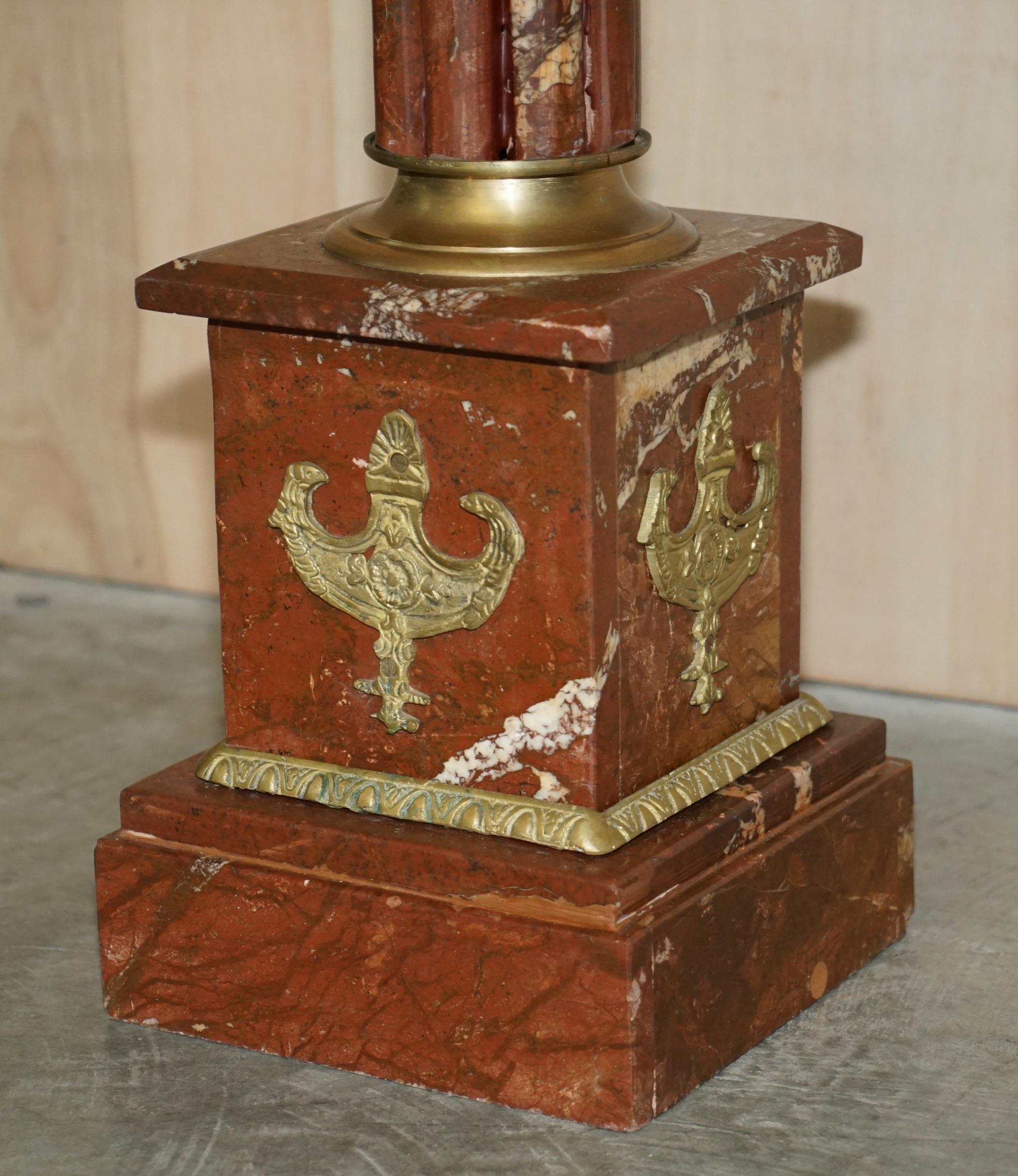 Antiker französischer Empire-Ständer aus massivem Marmor mit messingfarbenen Akzenten, Korinthische Säulen (Spätes 19. Jahrhundert) im Angebot