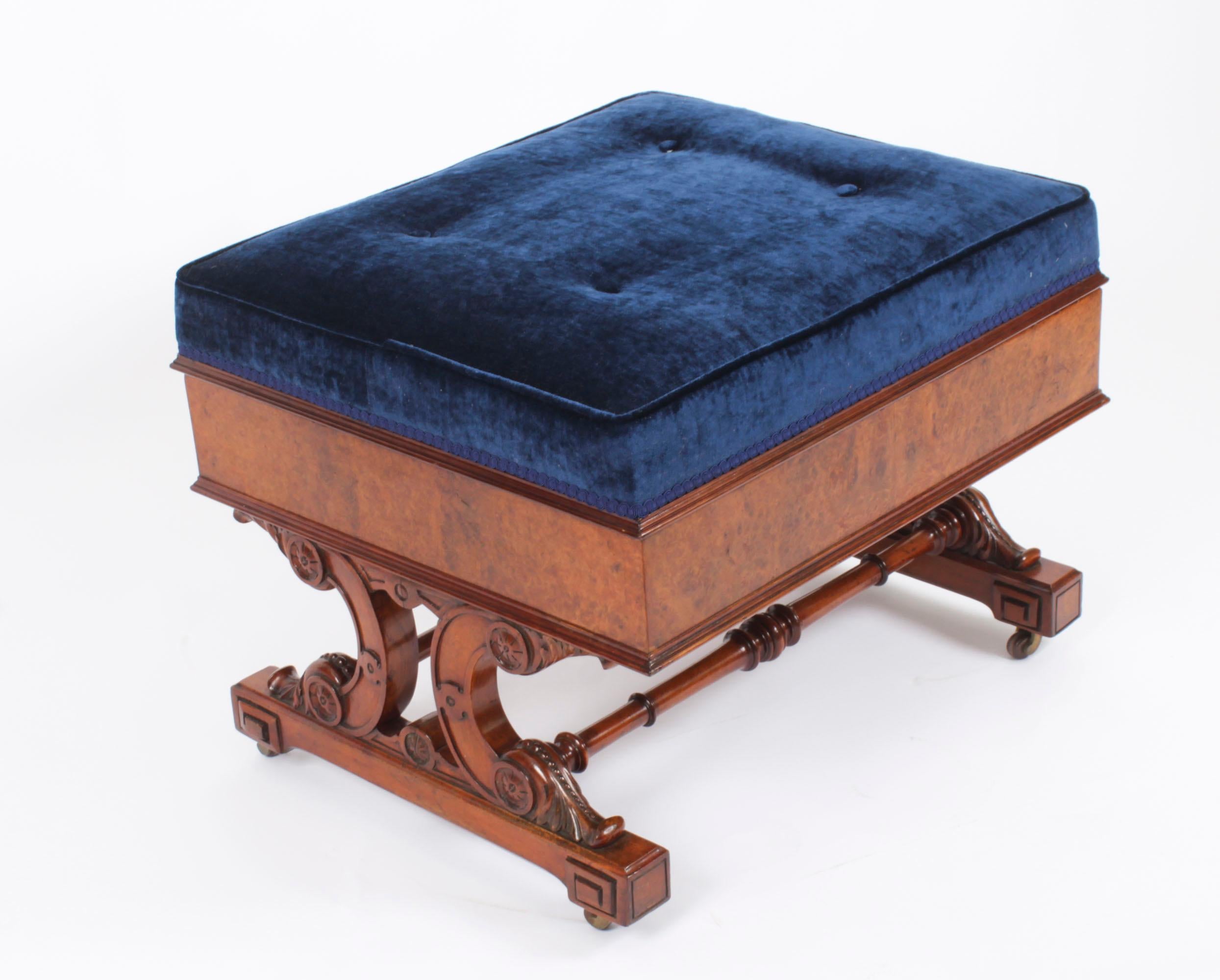 Un grand empire français  ottoman / tabouret de centre / table à café en ronce de noyer, vers 1820.

Le coussin d'assise rectangulaire profond est recouvert de velours bleu et s'ouvre.  révéler  un compartiment de rangement tapissé de satin