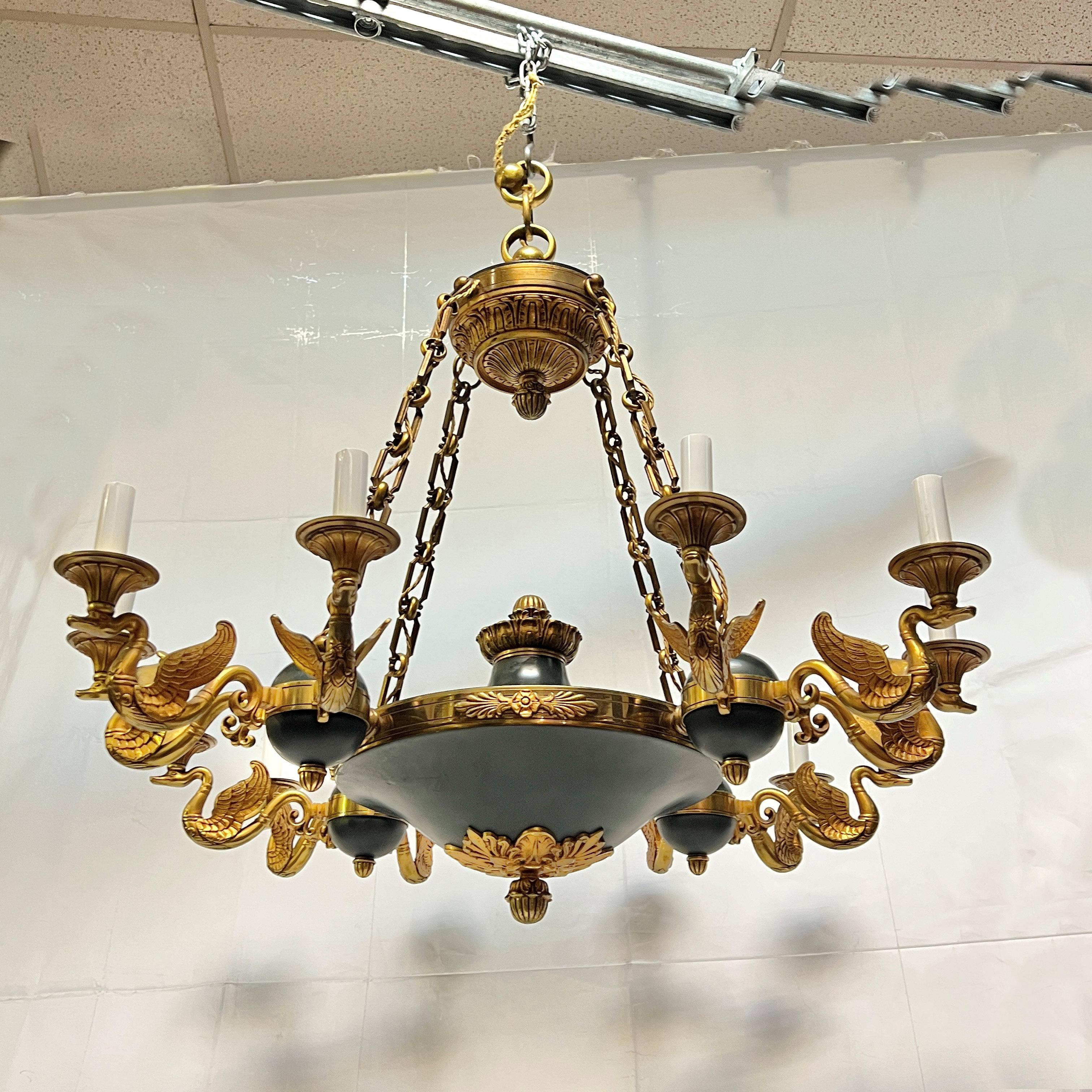Großer antiker vergoldeter und patinierter Bronzekronleuchter im französischen Empire-Stil mit einem Durchmesser von 36 Zoll und einer Höhe von 31 Zoll, mit 12 elektrifizierten Kerzenarmen in Schwanenform mit Kandelaberfassungen und Verkabelung.