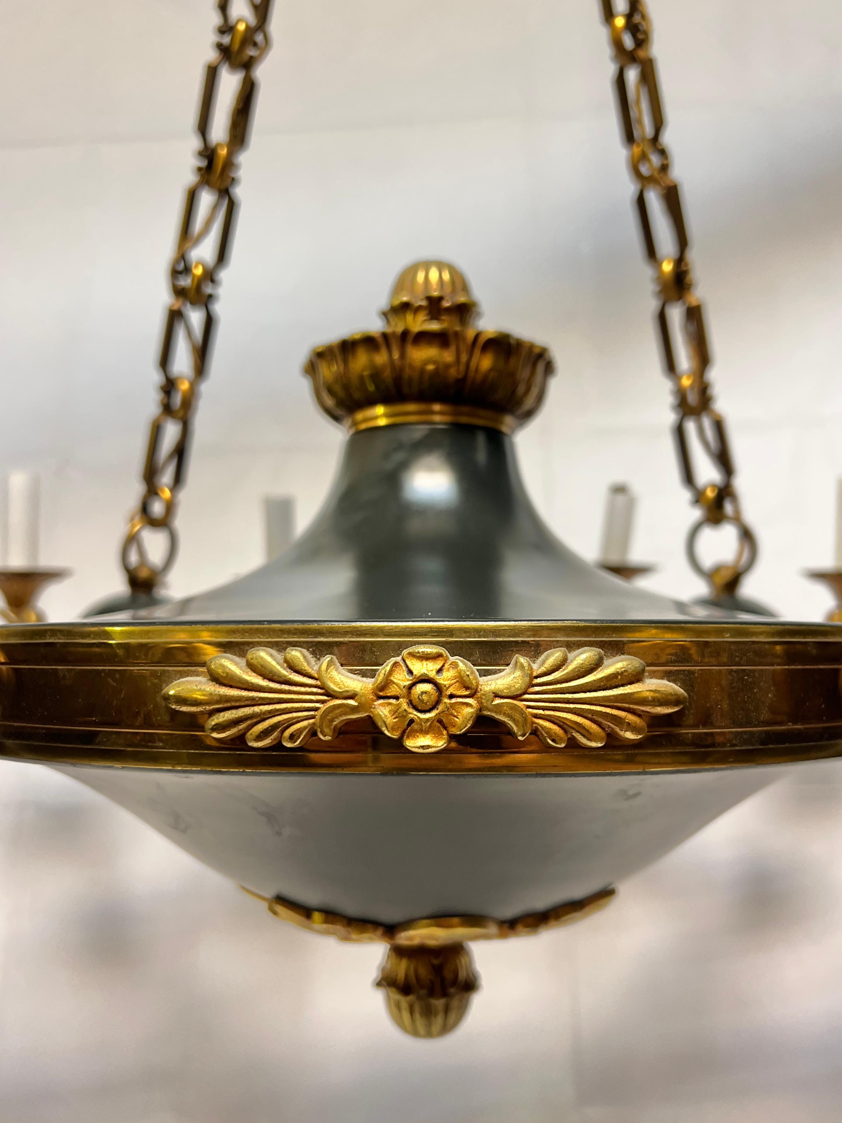 Antique French Empire Style 12-Light vergoldet und patiniert Bronze Kronleuchter (Französisch) im Angebot