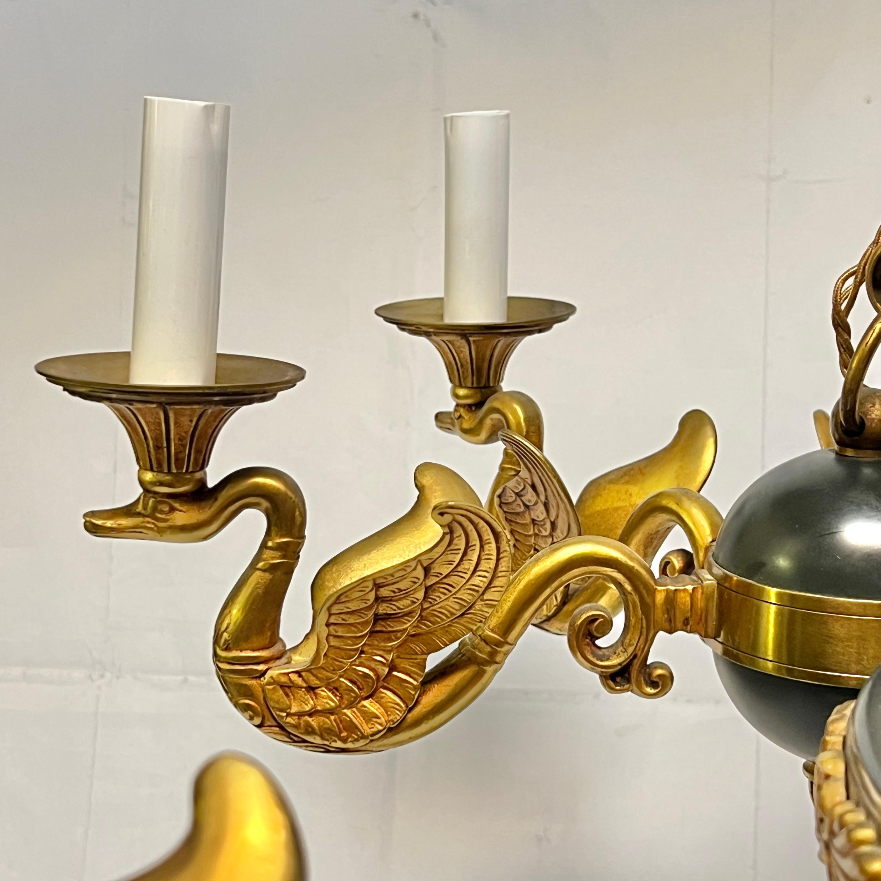 Antique French Empire Style 12-Light vergoldet und patiniert Bronze Kronleuchter im Zustand „Gut“ im Angebot in New York, NY