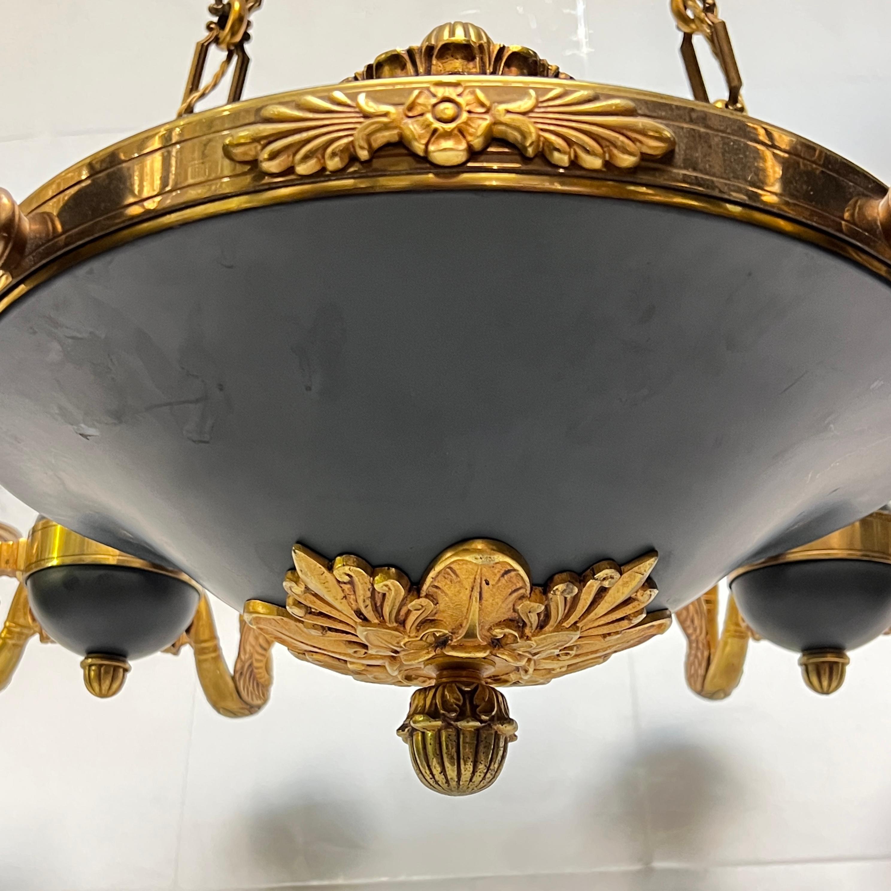 Antique French Empire Style 12-Light vergoldet und patiniert Bronze Kronleuchter im Angebot 1