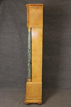 Antiguo Reloj de Caja Alta Estilo Imperio Francés Montado en Bronce y Mármol