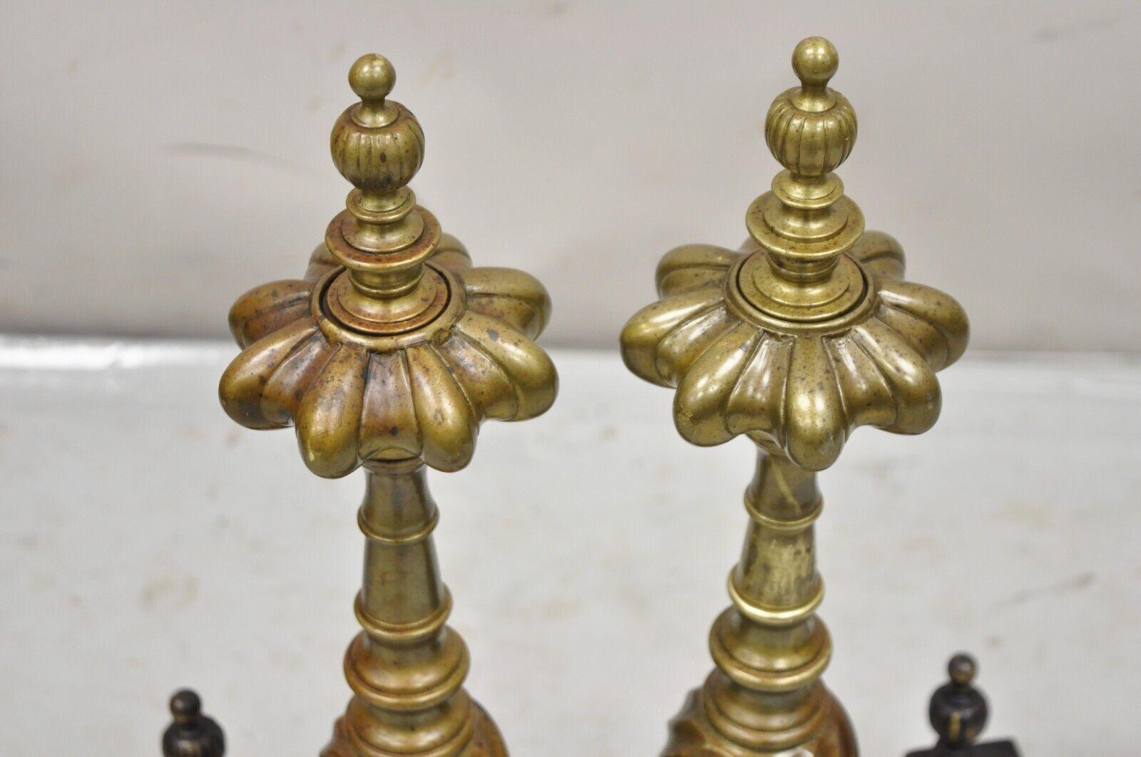 Moulage Paire de chenets anciens de style Empire français en bronze et laiton à colonne spiralée en vente