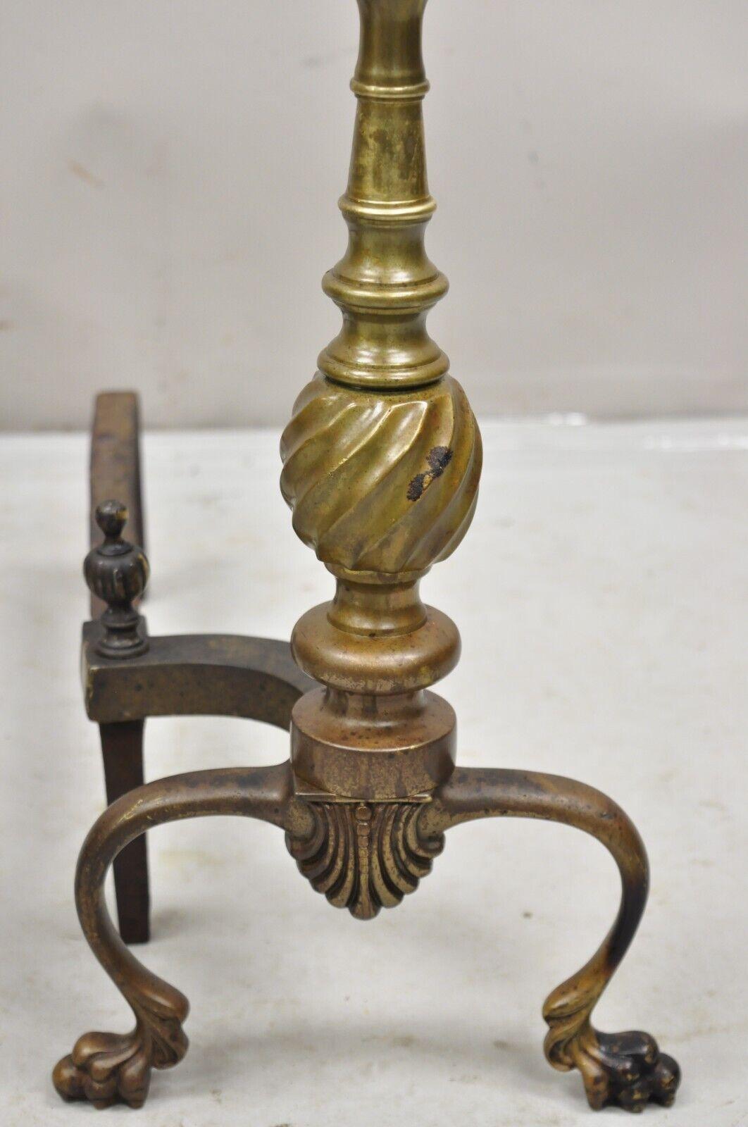 Début du 20ème siècle Paire de chenets anciens de style Empire français en bronze et laiton à colonne spiralée en vente