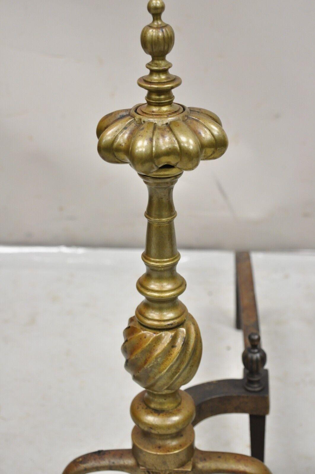 Paire de chenets anciens de style Empire français en bronze et laiton à colonne spiralée en vente 1