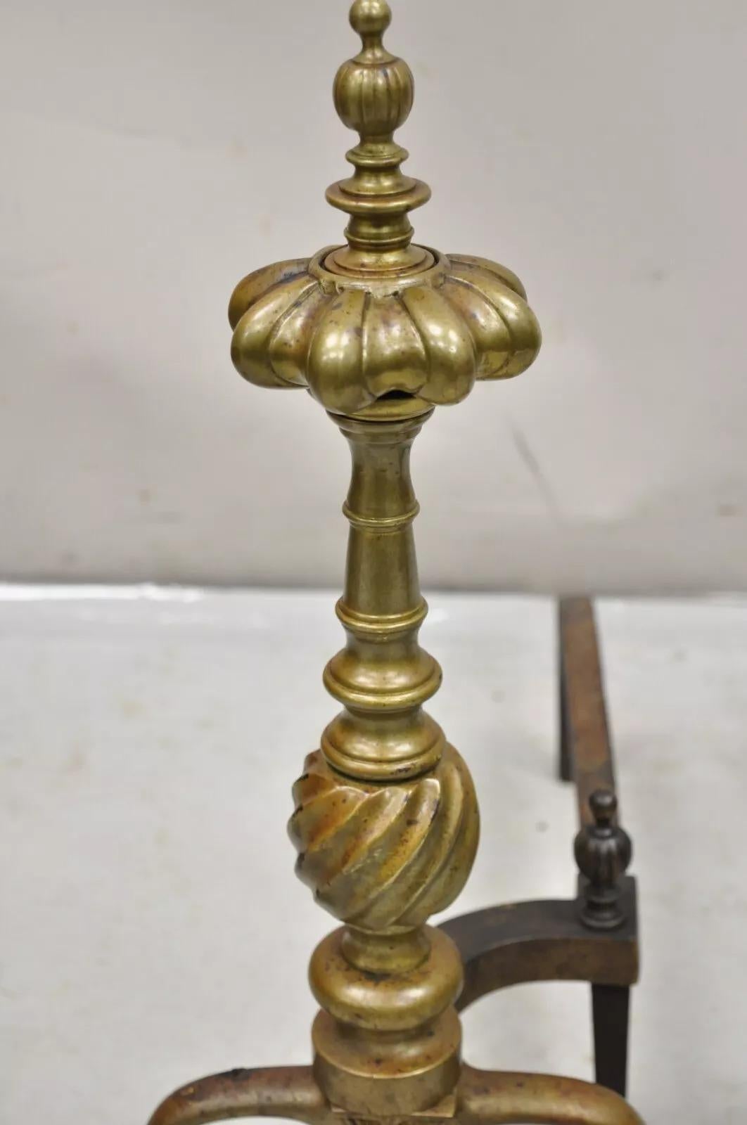 Antike französische Spiralsäulen-Feuerböcke aus Bronze und Messing im Empire-Stil, Paar im Angebot 1