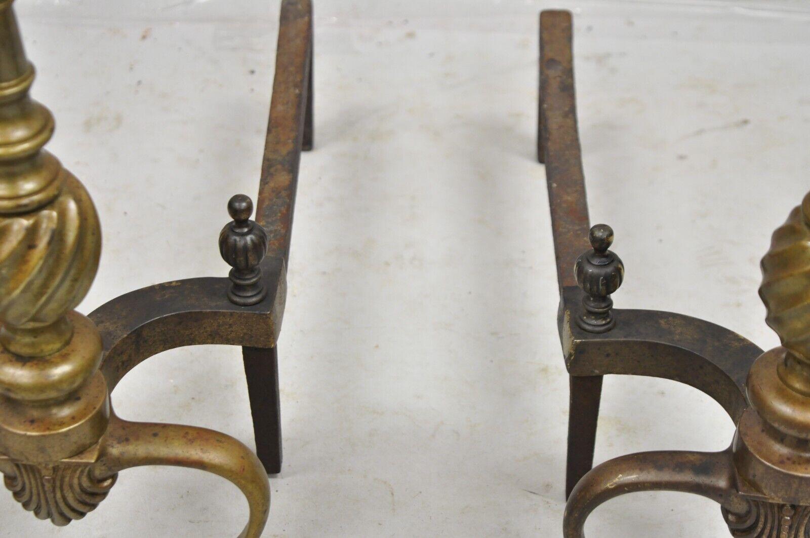 Paire de chenets anciens de style Empire français en bronze et laiton à colonne spiralée en vente 2