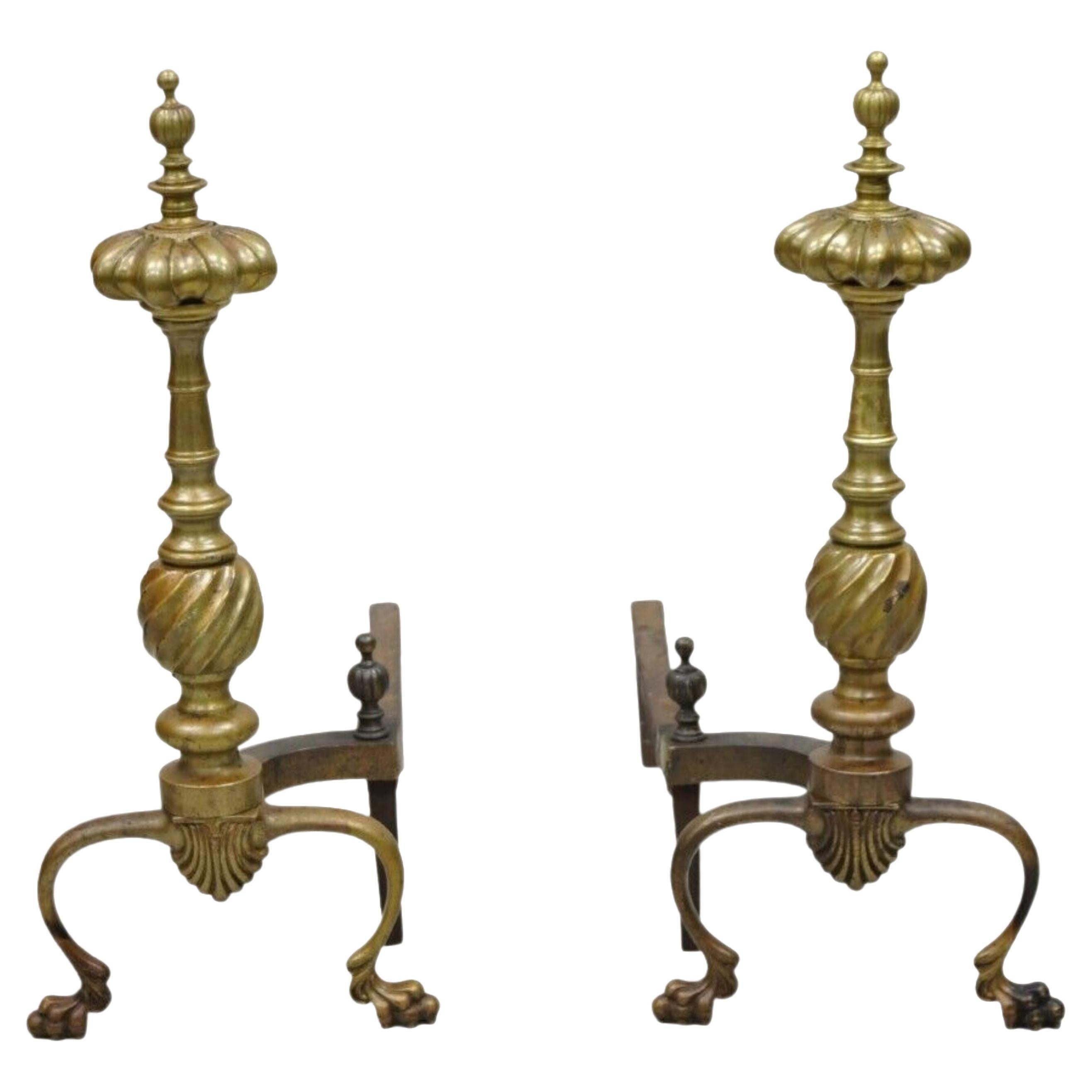 Paire de chenets anciens de style Empire français en bronze et laiton à colonne spiralée