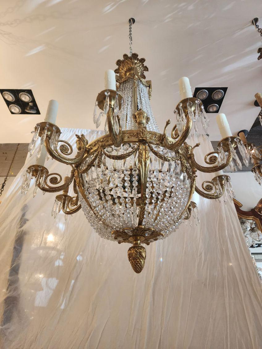 Antiker französischer Kronleuchter aus Bronze und Kristall im Empire-Stil  im Zustand „Hervorragend“ im Angebot in Dallas, TX