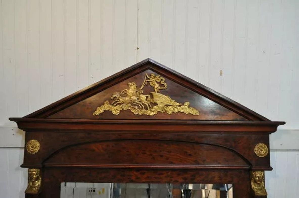 Inconnu Grand miroir de pilier Trumeau de style Empire français en bronze, bronze doré et ronce de bois en vente