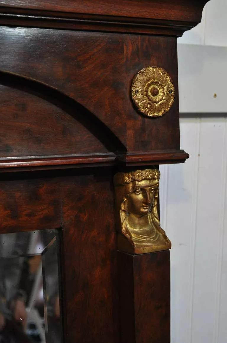 20ième siècle Grand miroir de pilier Trumeau de style Empire français en bronze, bronze doré et ronce de bois en vente