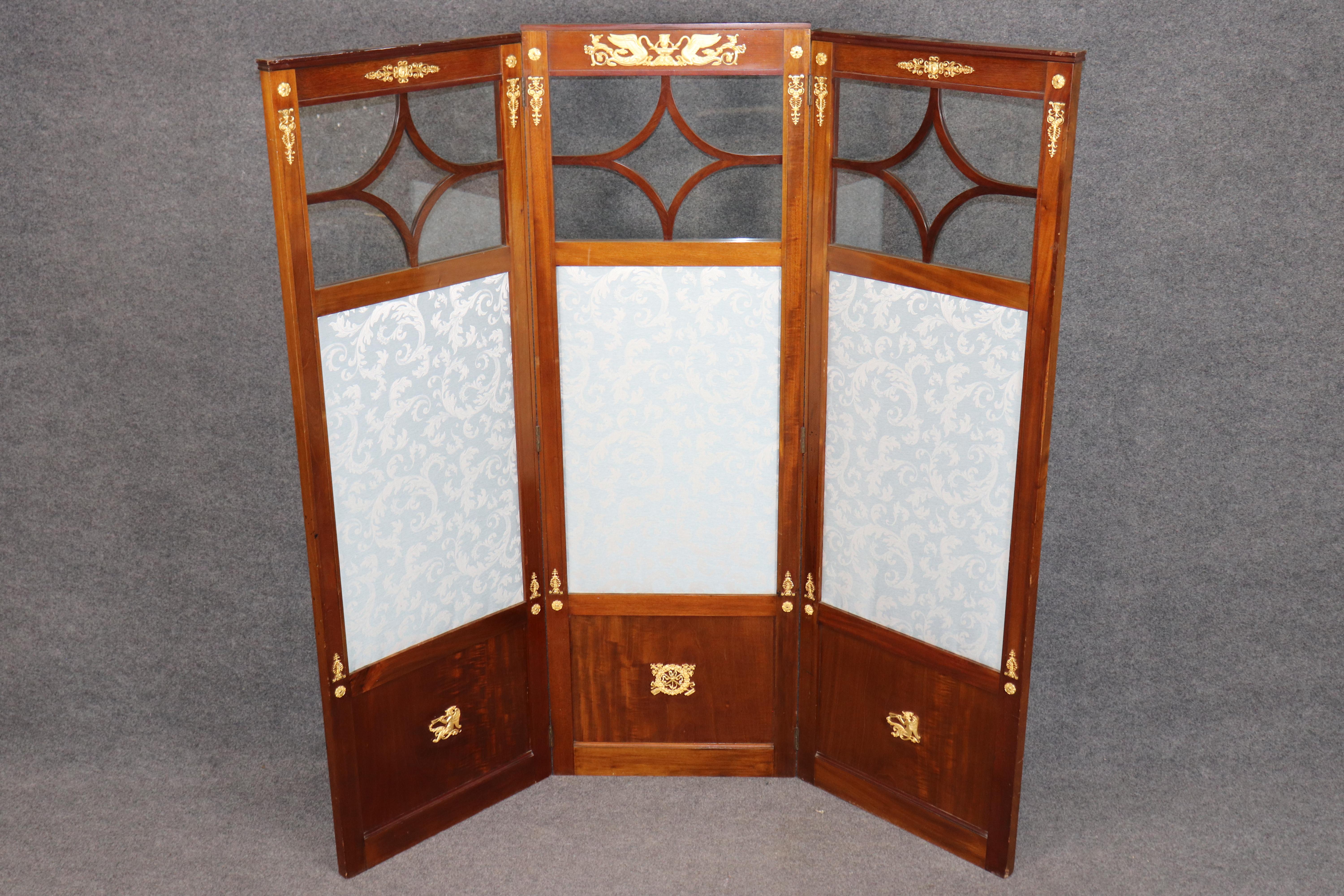 Dimensions - H : 70 1/2 in  W (complètement ouvert) : 70 1/2 in   D : 1 3/4 in 
Largeur de chaque panneau - 23 1/2 in

Un exquis paravent ancien à trois panneaux de style Empire français de la prestigieuse maison parisienne Krieger, célèbre pour la