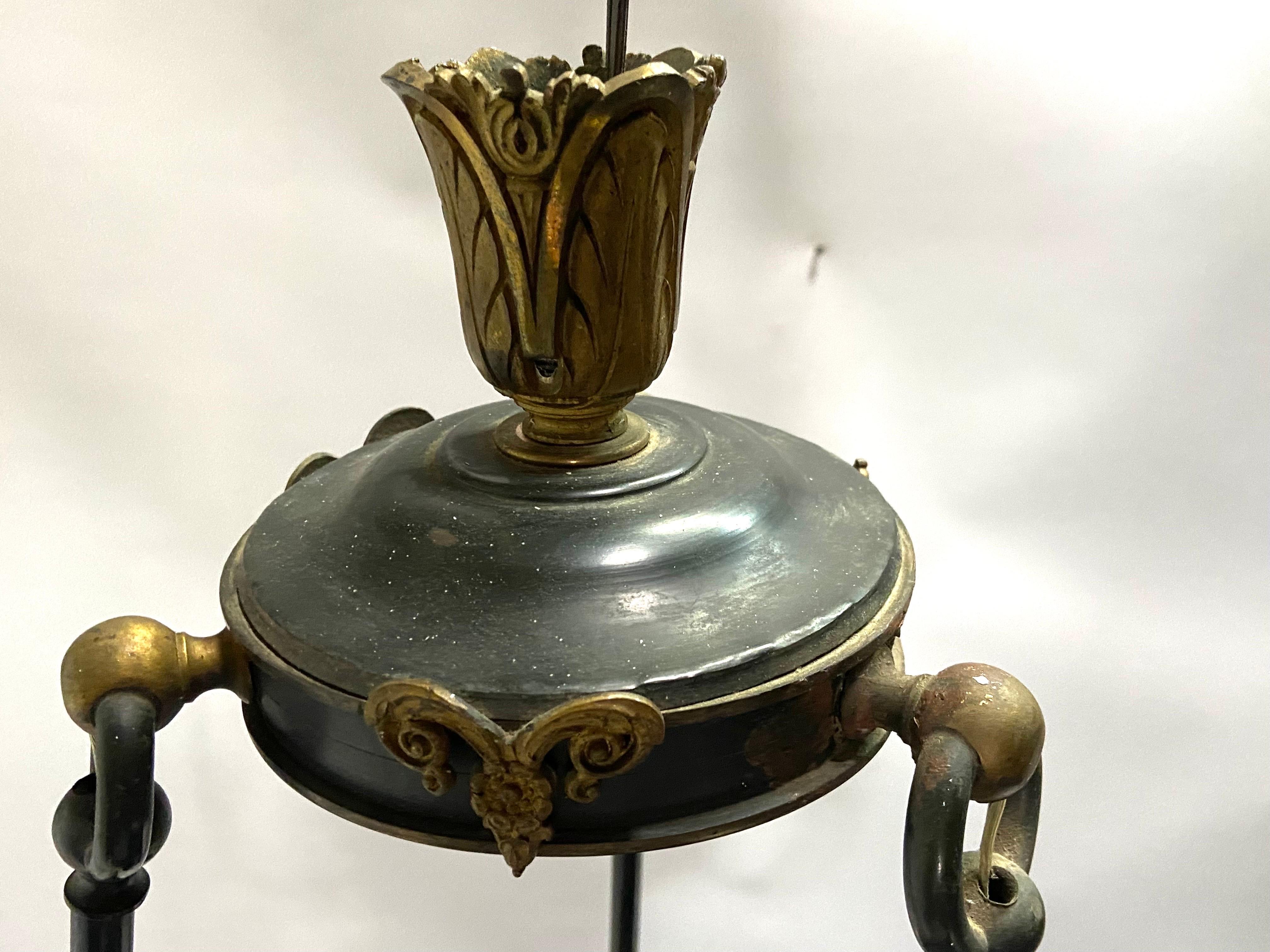 Antiker antiker französischer dreiarmiger Kronleuchter im Empire-Stil aus Bronze im Angebot 3