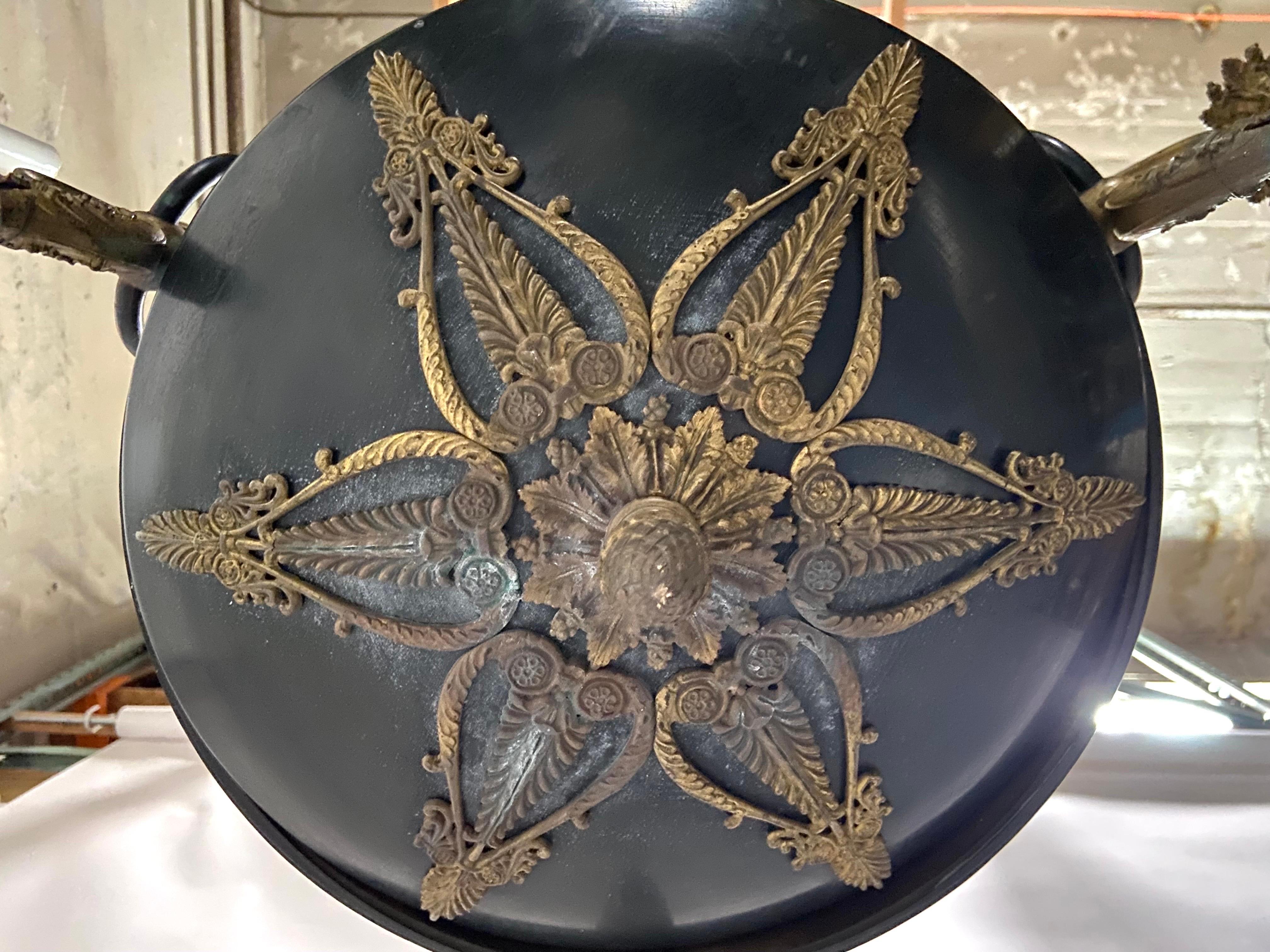 Antiker antiker französischer dreiarmiger Kronleuchter im Empire-Stil aus Bronze (Empire Revival) im Angebot