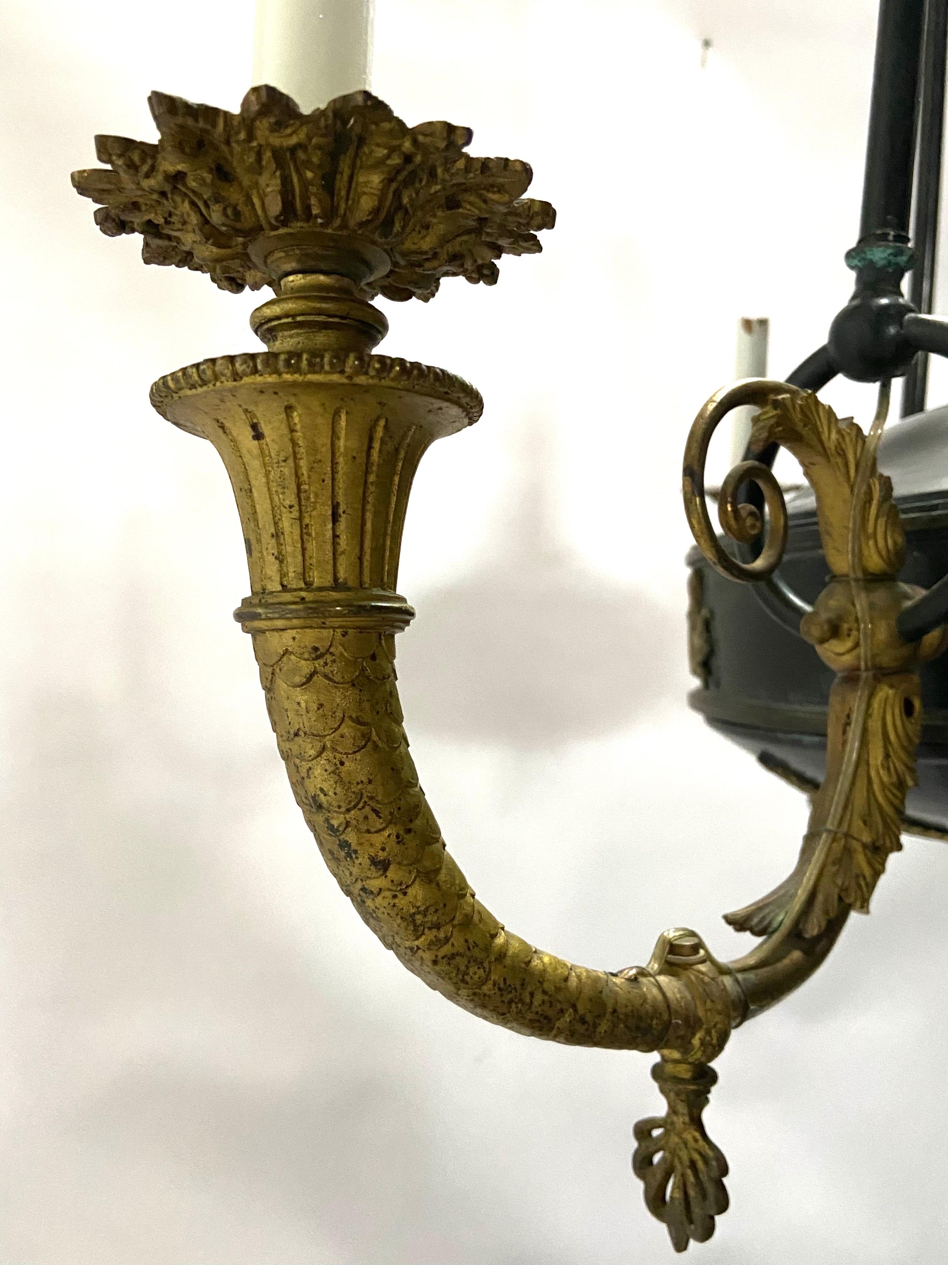 Antiker antiker französischer dreiarmiger Kronleuchter im Empire-Stil aus Bronze im Zustand „Gut“ im Angebot in Atlanta, GA