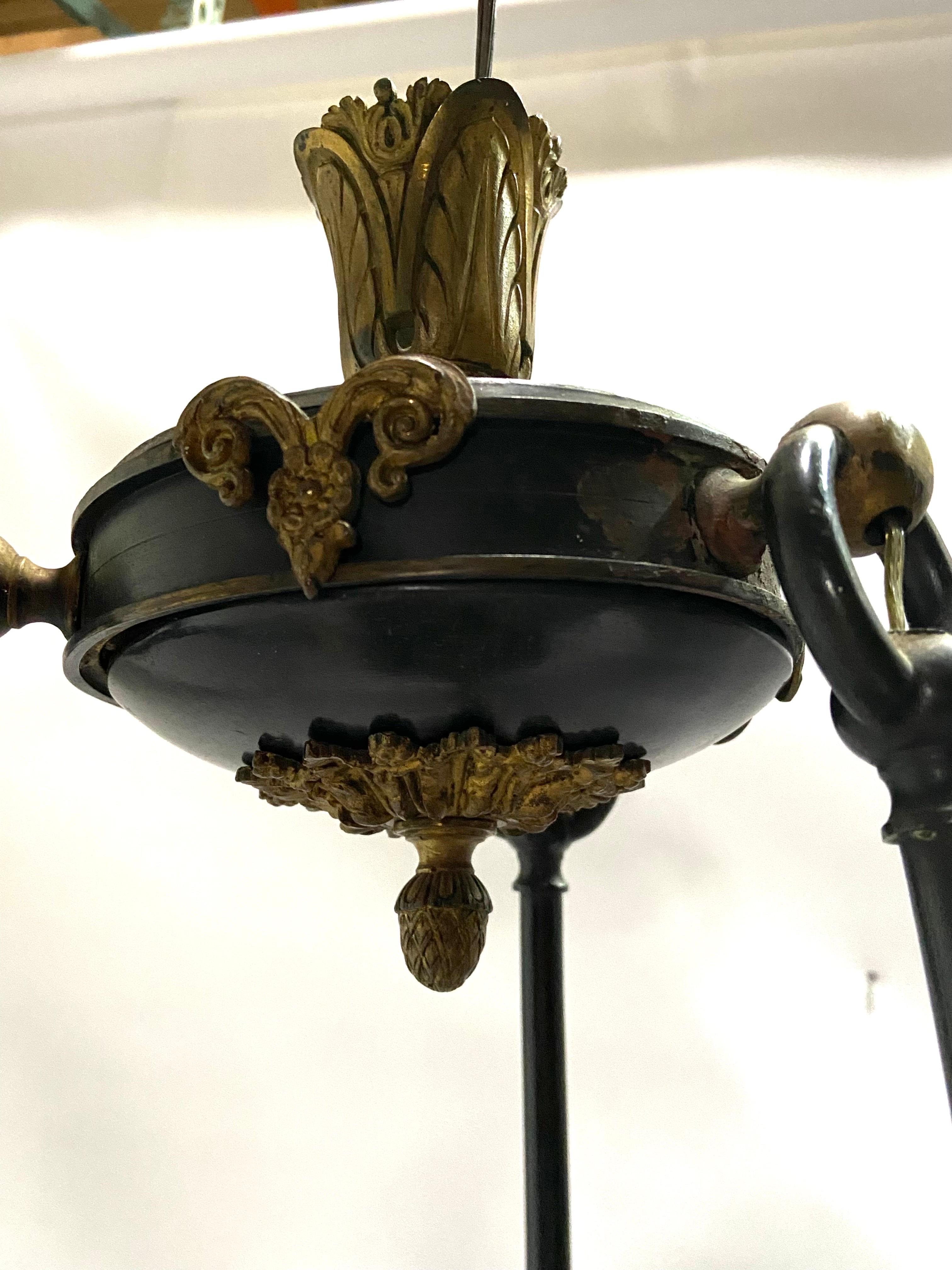 Antiker antiker französischer dreiarmiger Kronleuchter im Empire-Stil aus Bronze im Angebot 1